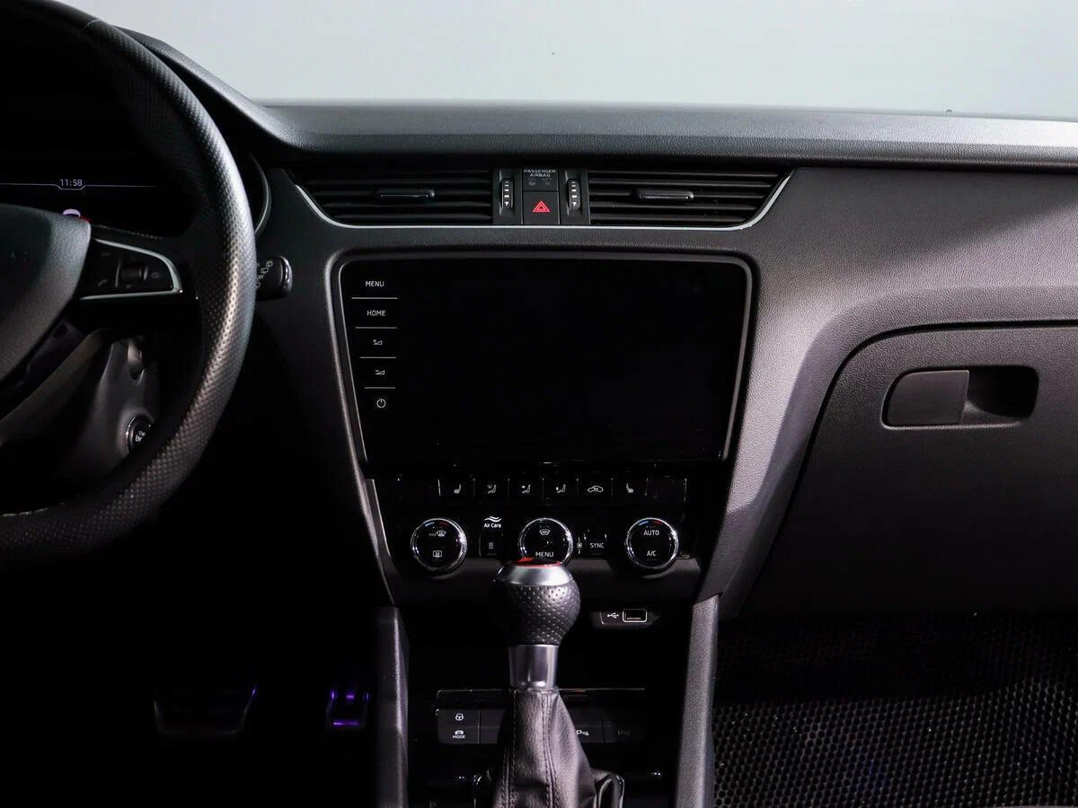 Skoda Octavia 2018, белый