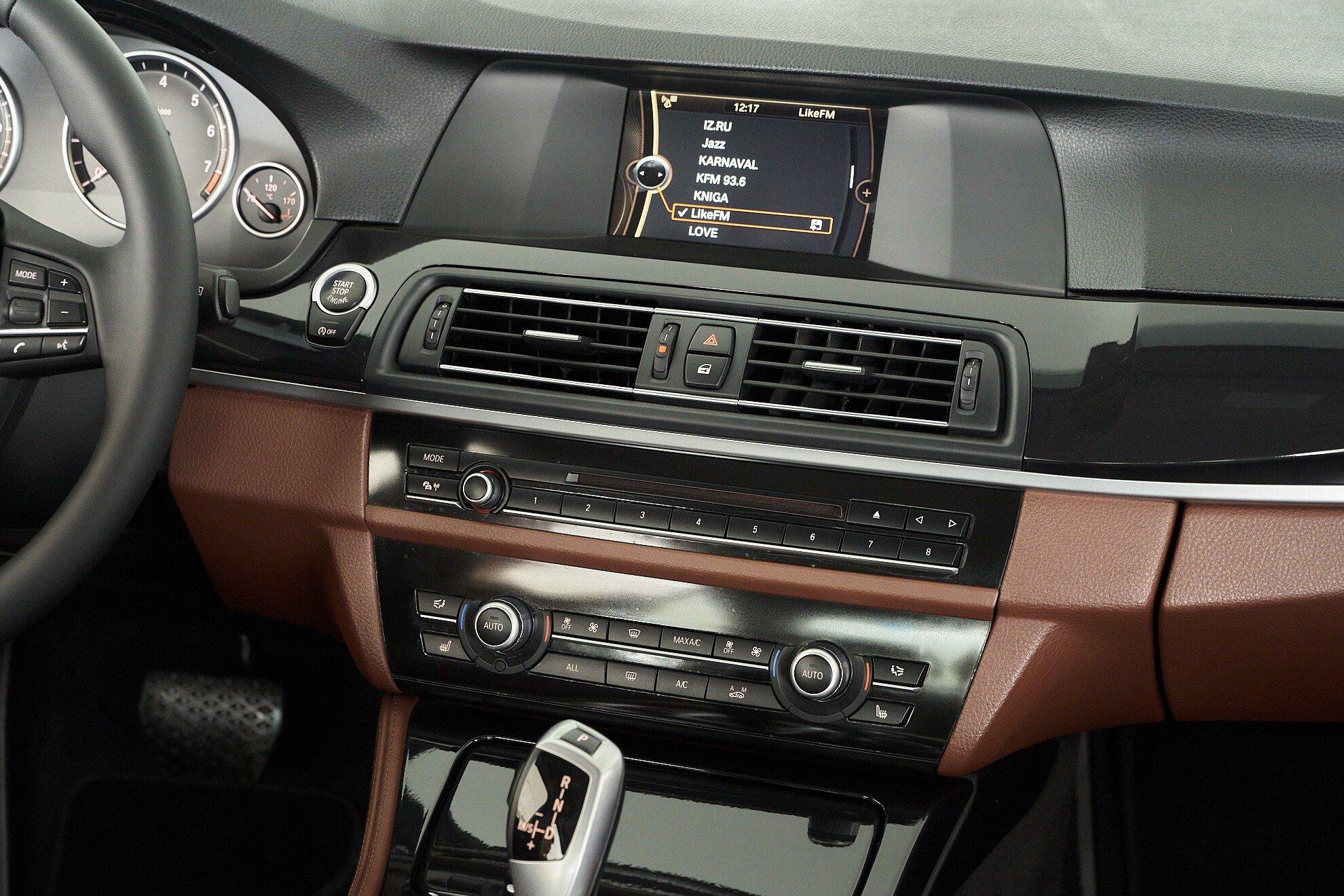 BMW 5 серии 2012, бежевый