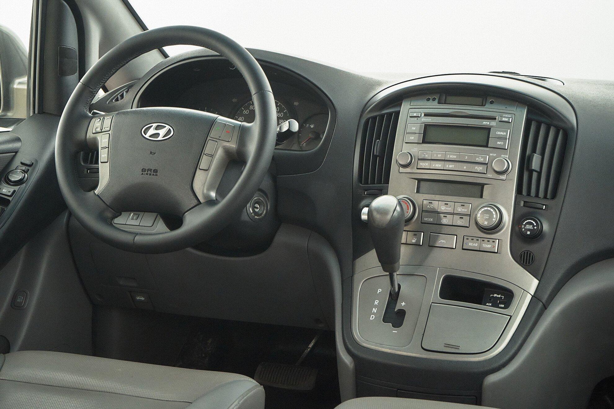 Hyundai Grand Starex 2010, серебряный