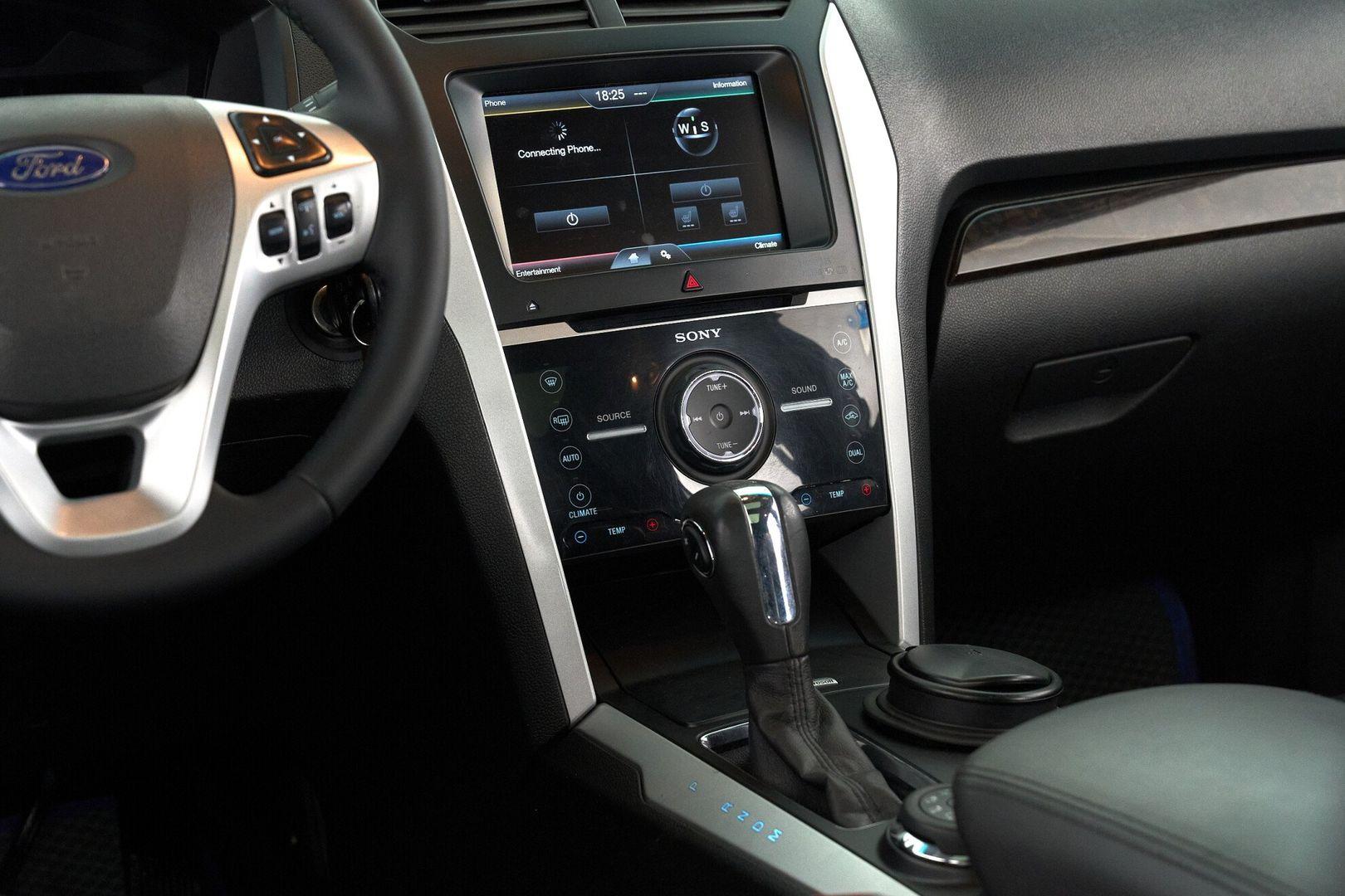 Ford Explorer 2014, белый
