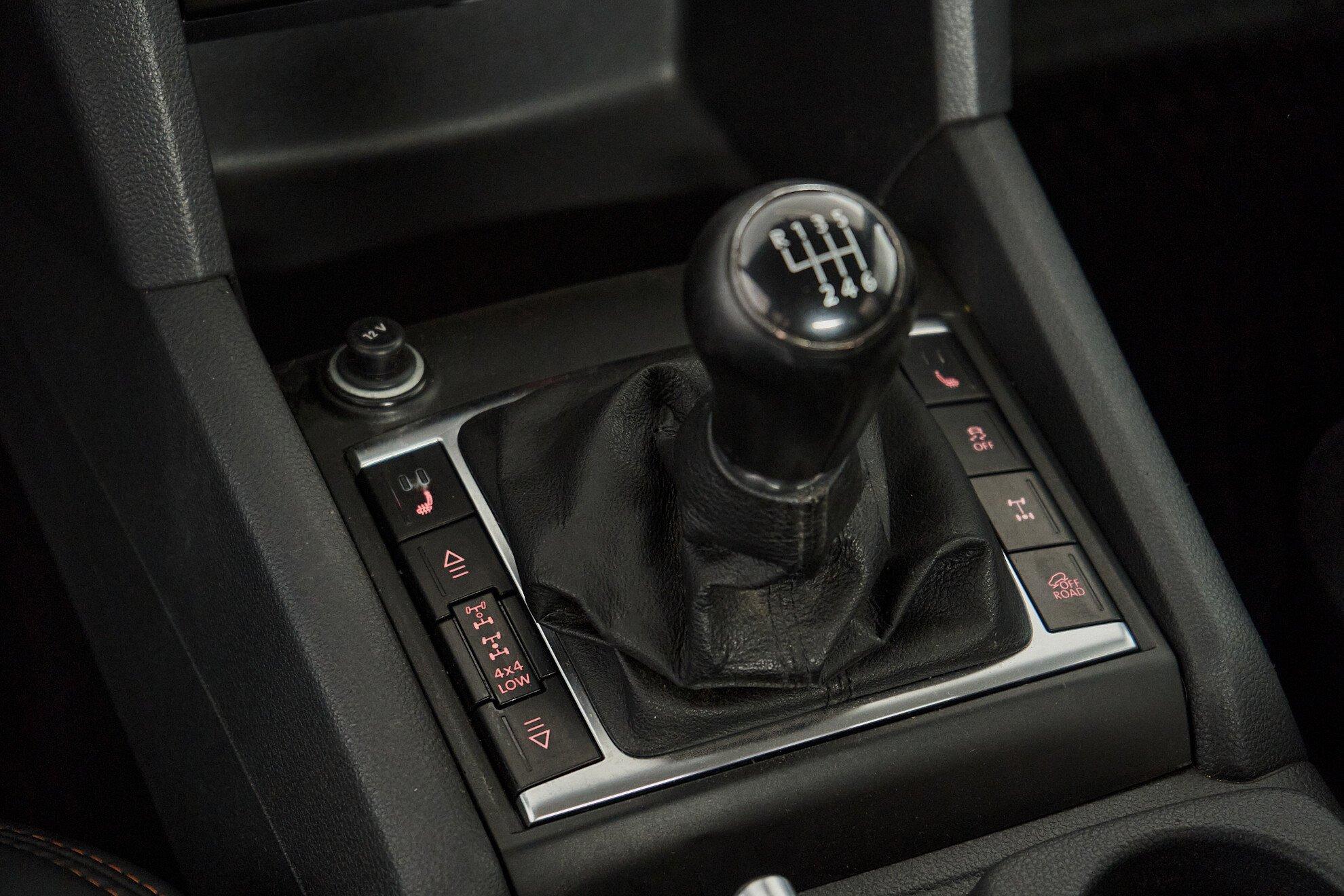 Volkswagen Amarok 2011, черный