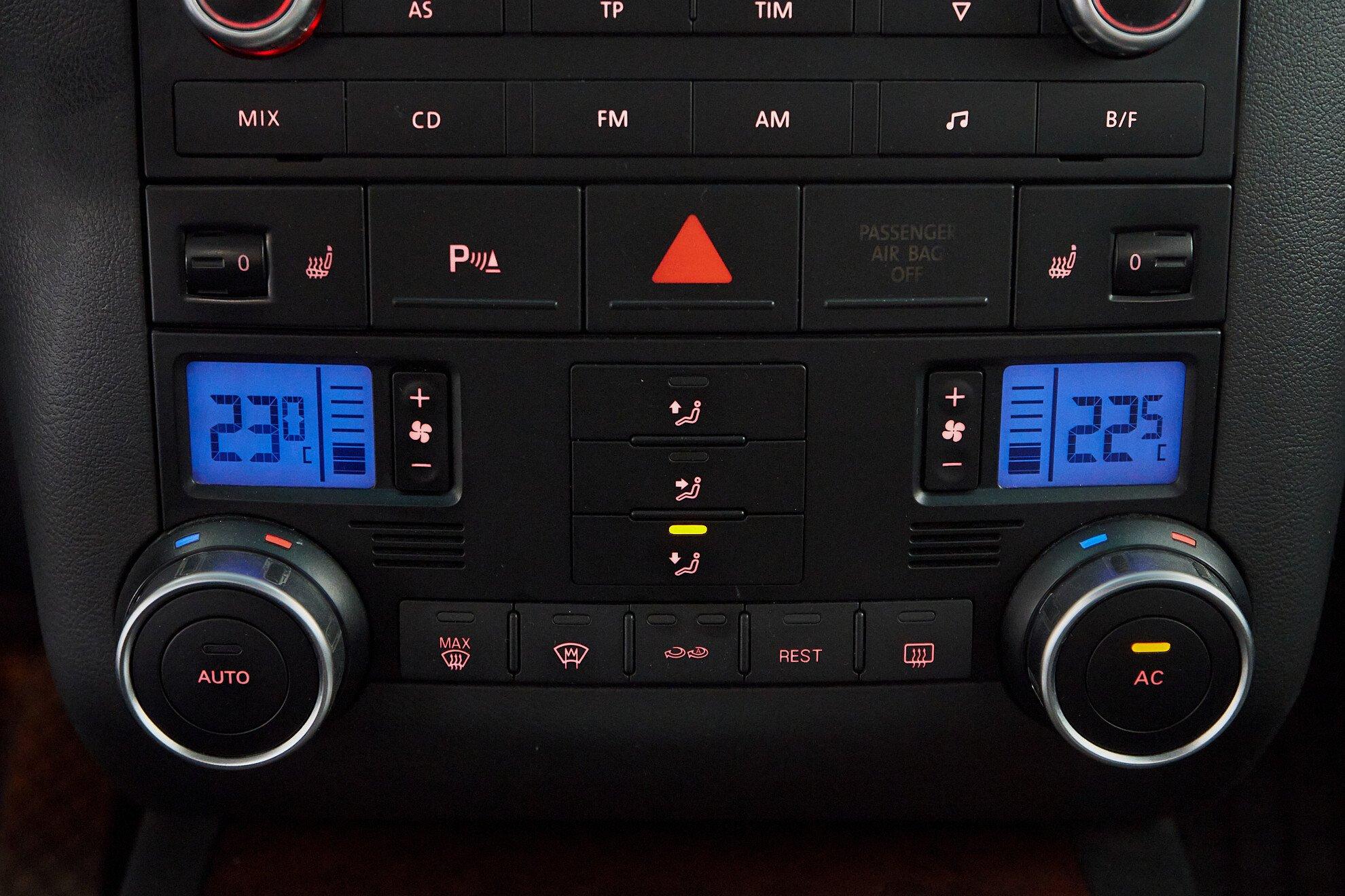 Volkswagen Touareg 2009, серый
