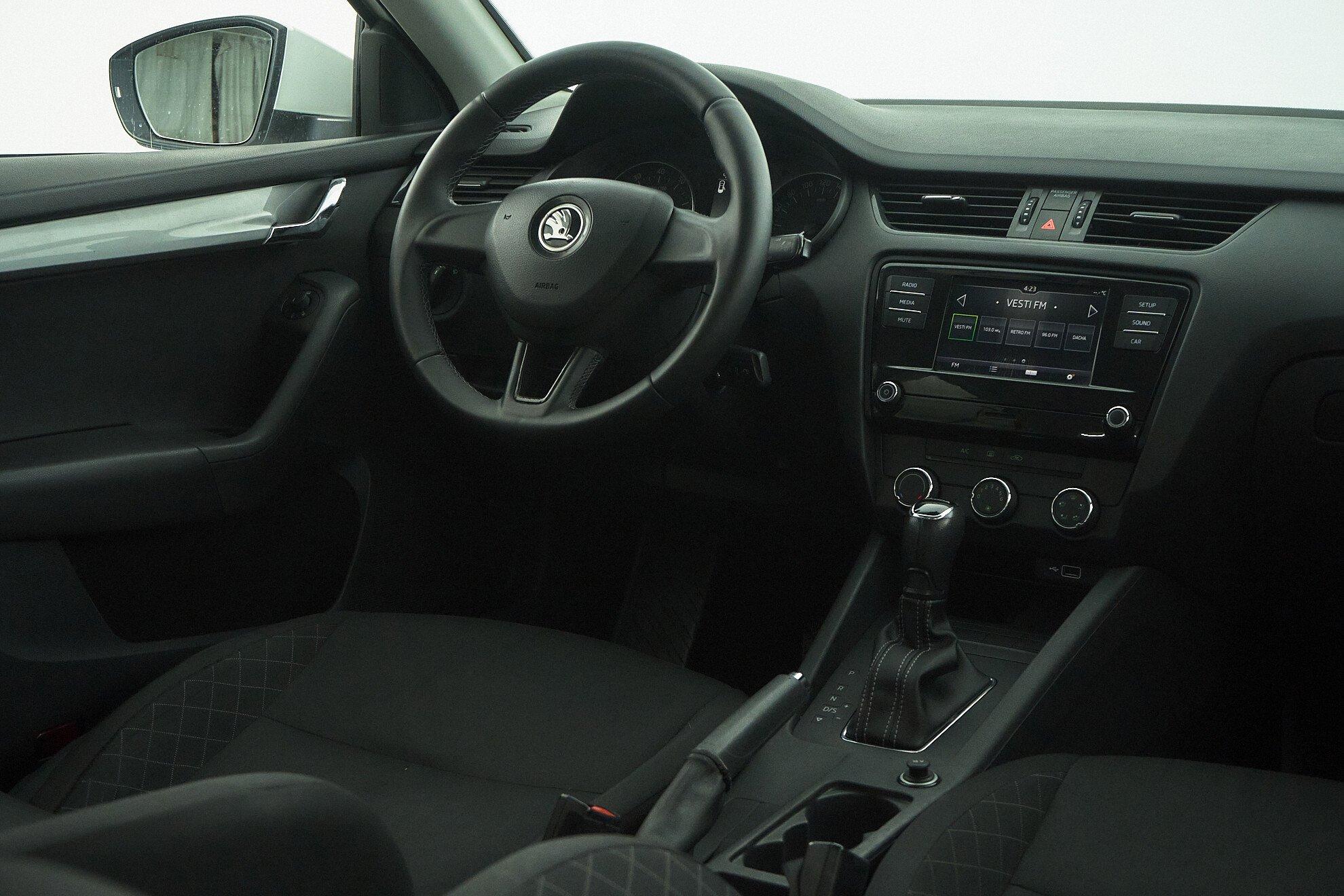 Skoda Octavia 2020, белый
