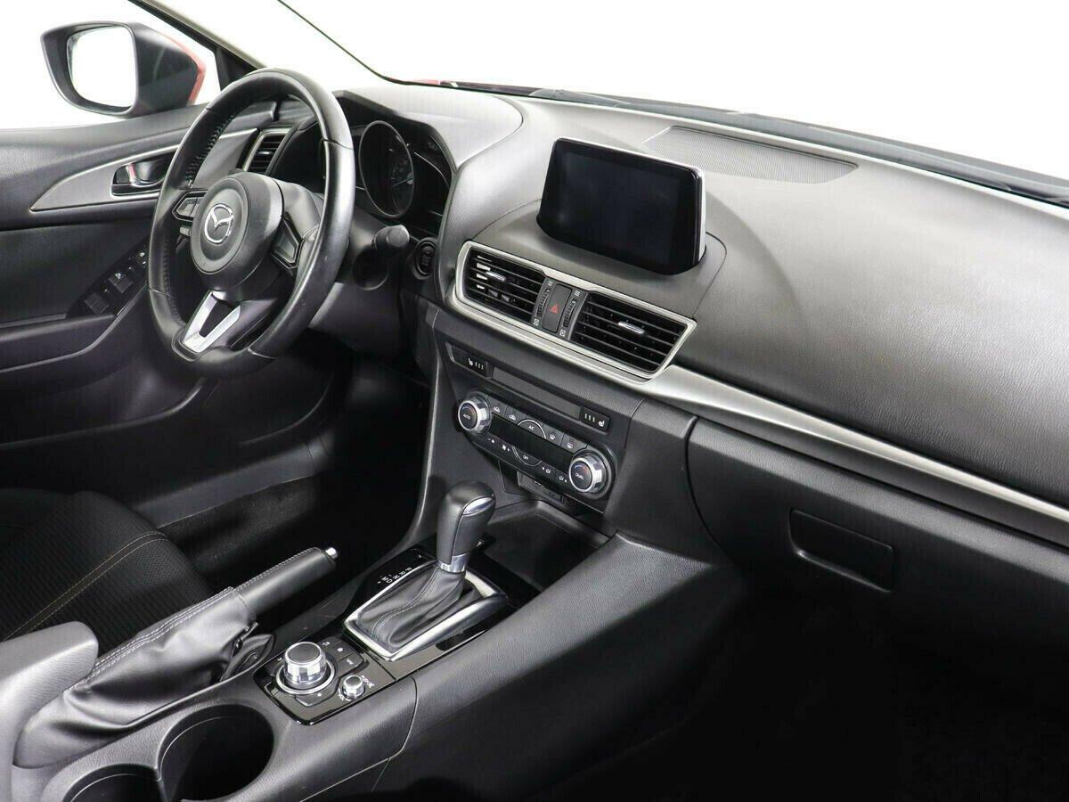 Mazda 3 2018, красный