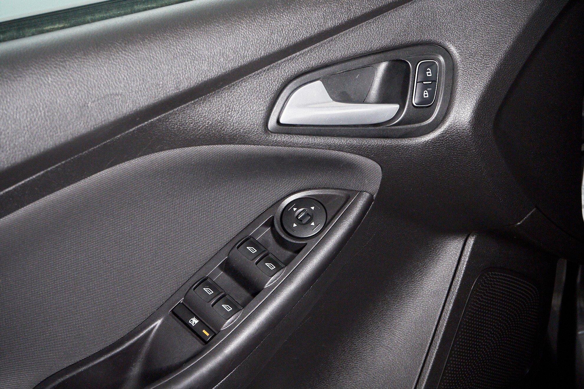 Ford Focus 2015, серый