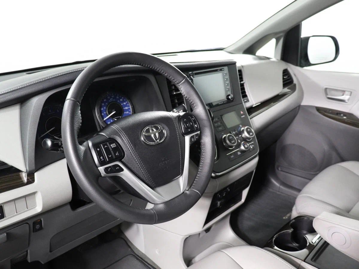 Toyota Sienna 2017, серебряный