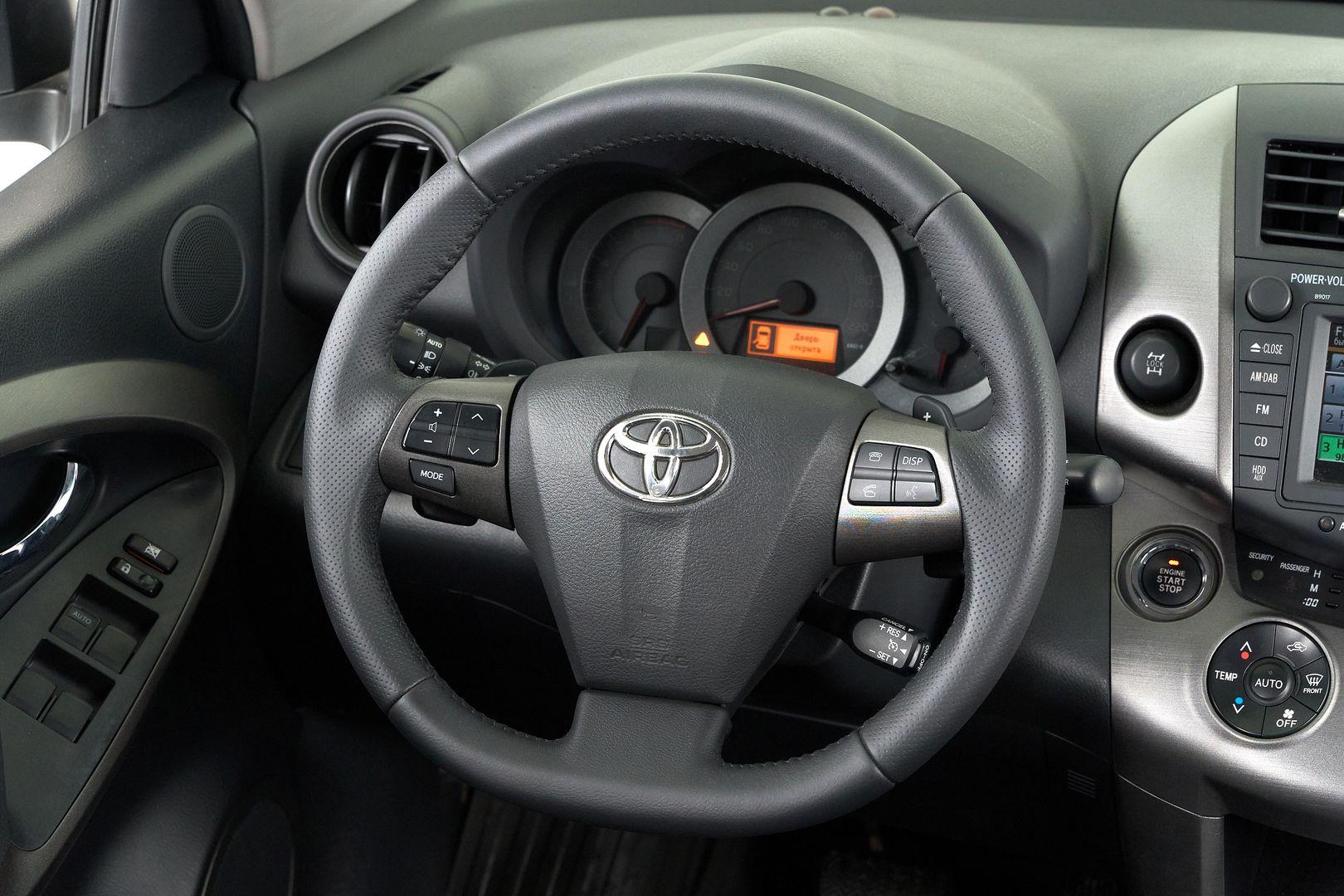 Toyota RAV4 2011, белый