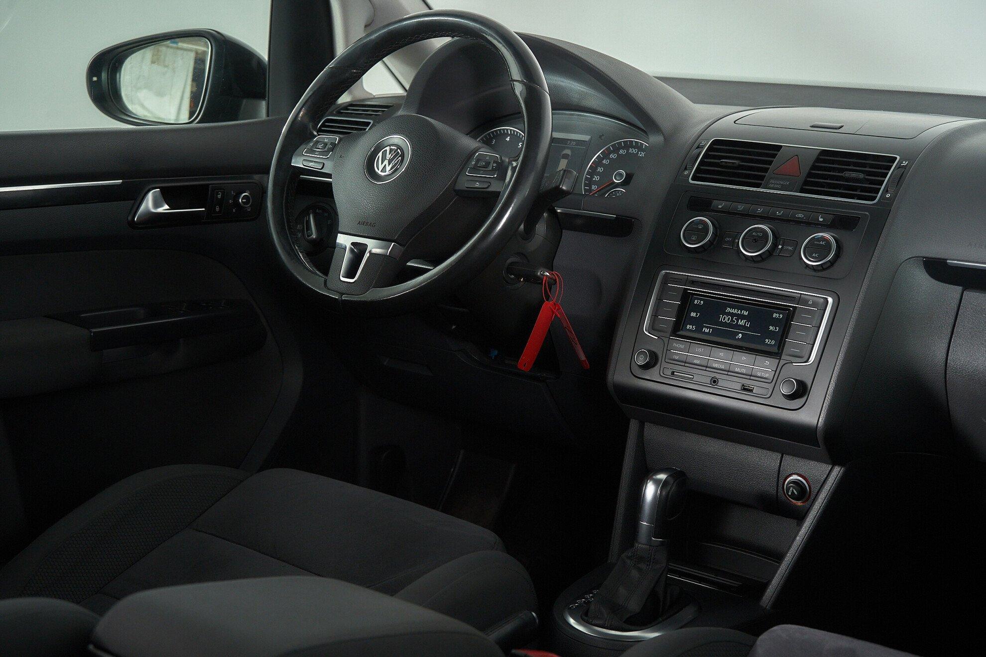 Volkswagen Touran 2012, черный