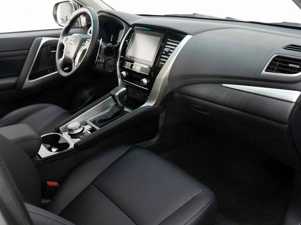 Mitsubishi Montero Sport 2022, серебряный