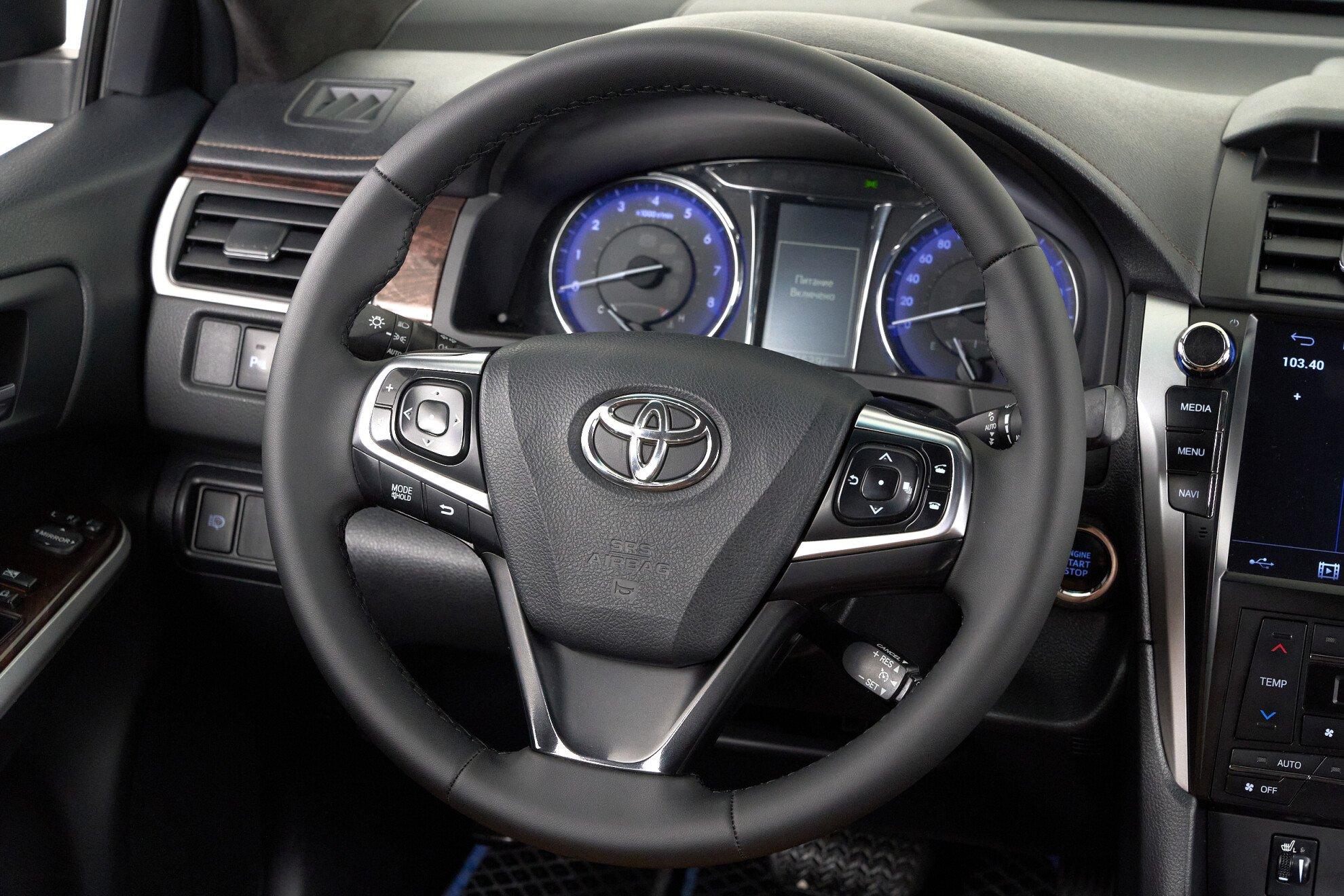Toyota Camry 2017, белый