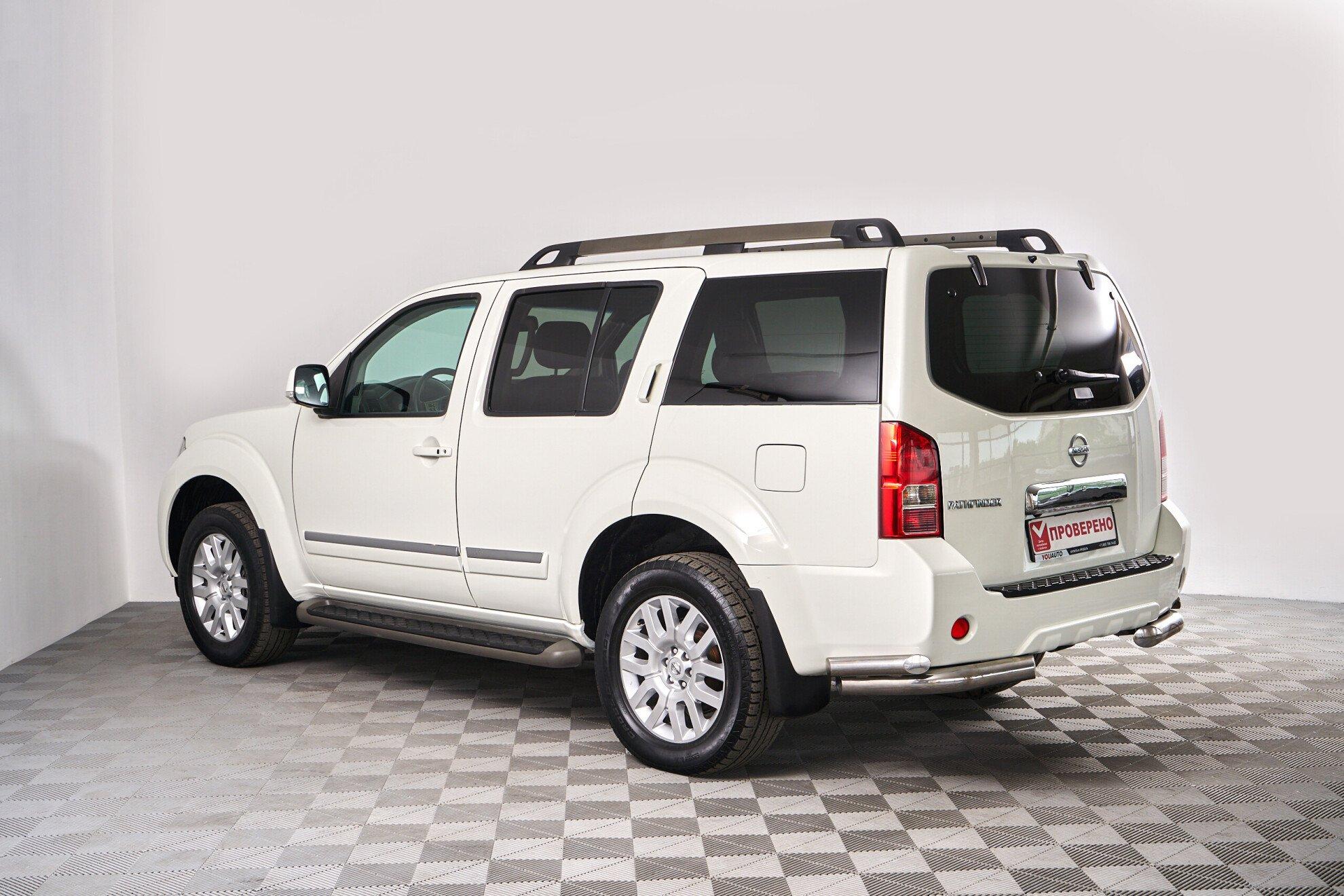 Nissan Pathfinder 2011, белый