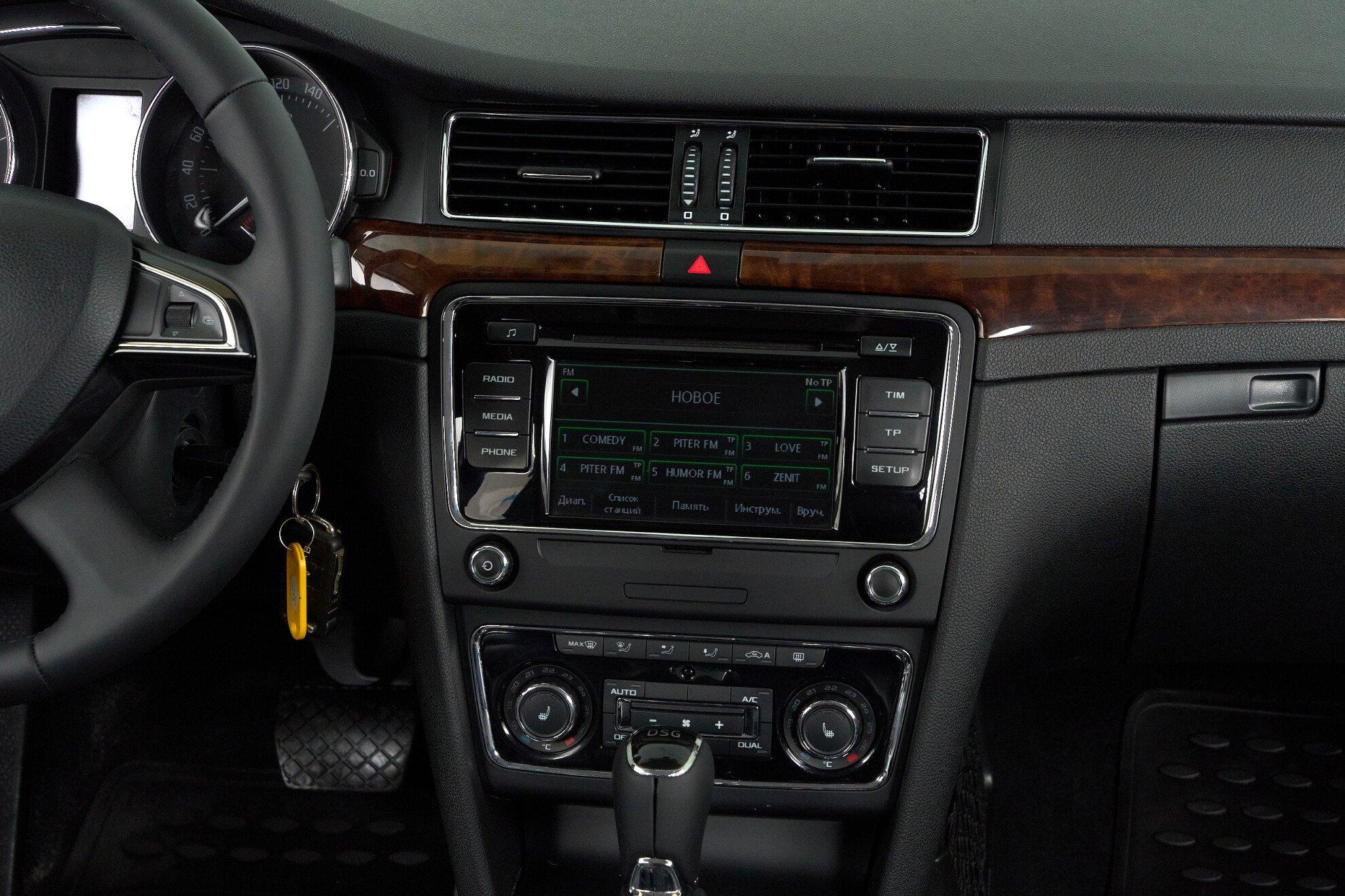 Skoda Superb 2014, черный