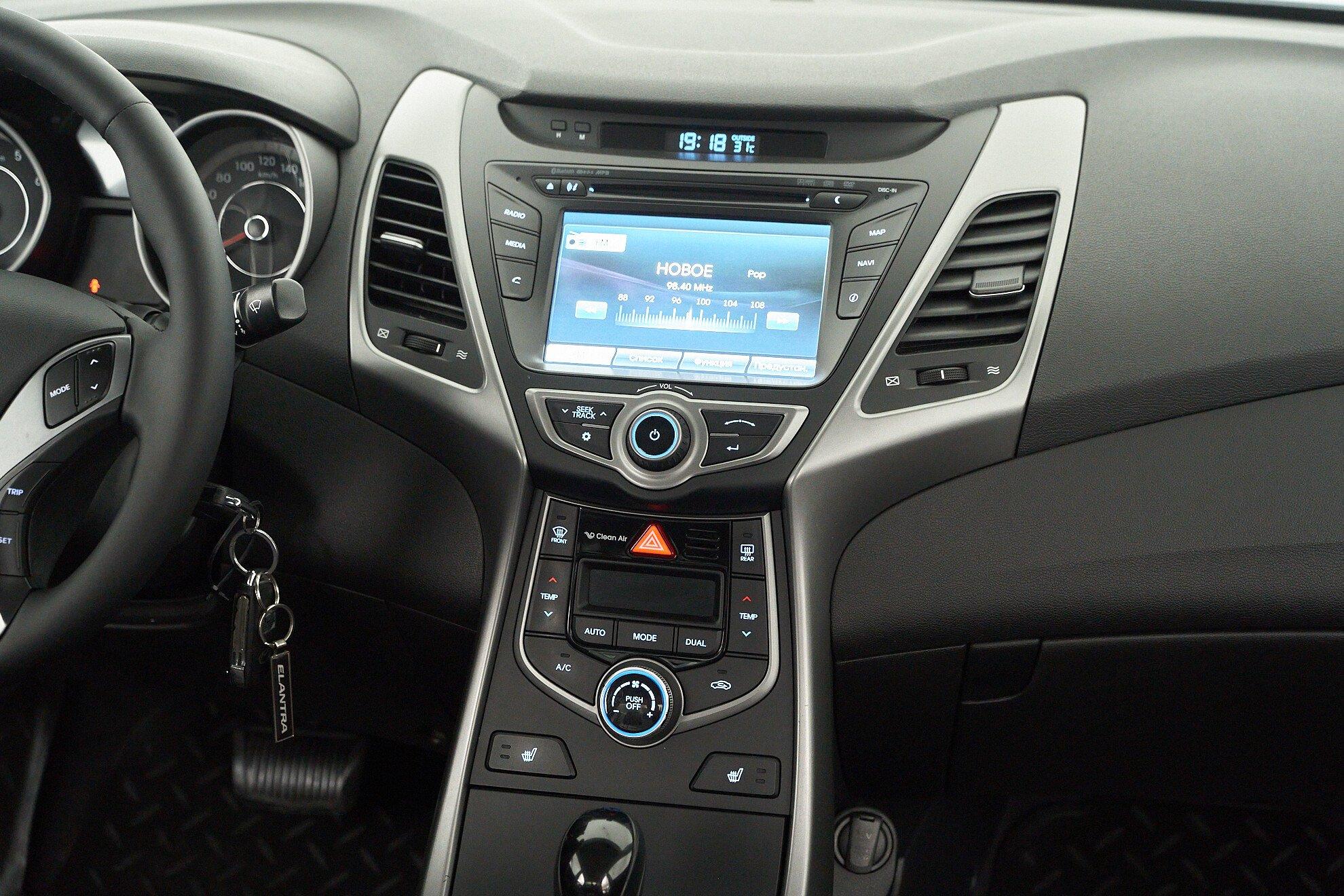 Hyundai Elantra 2015, серебряный