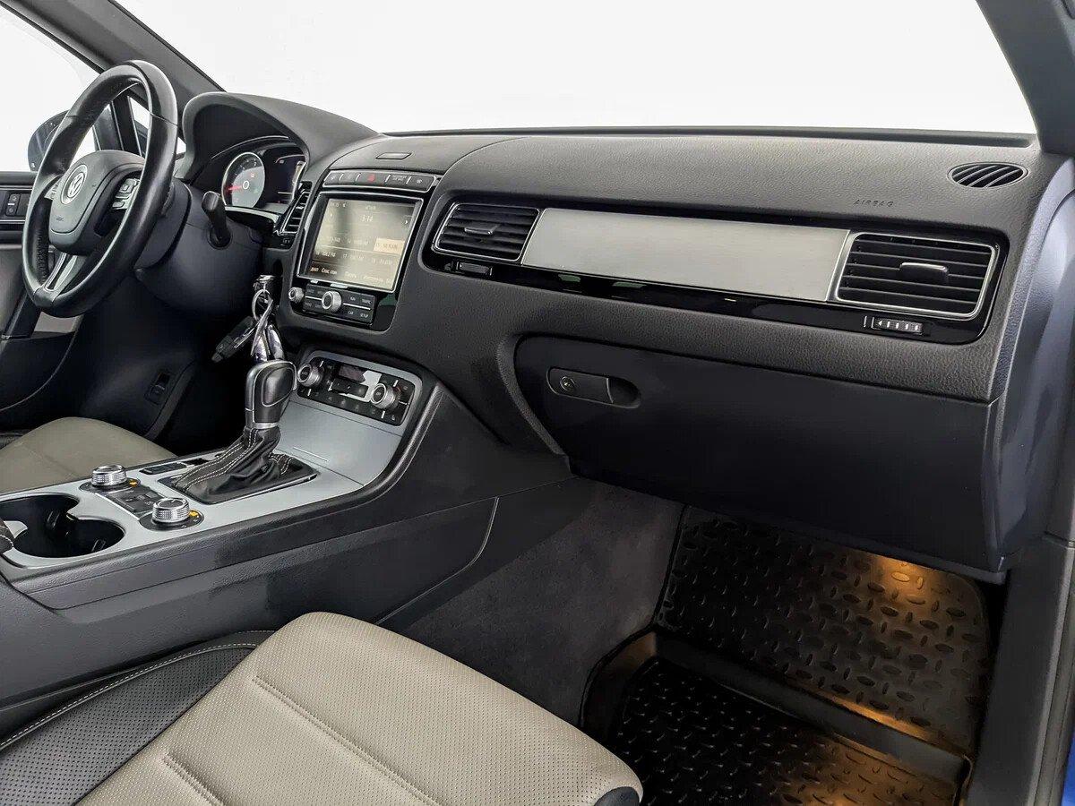 Volkswagen Touareg 2018, синий