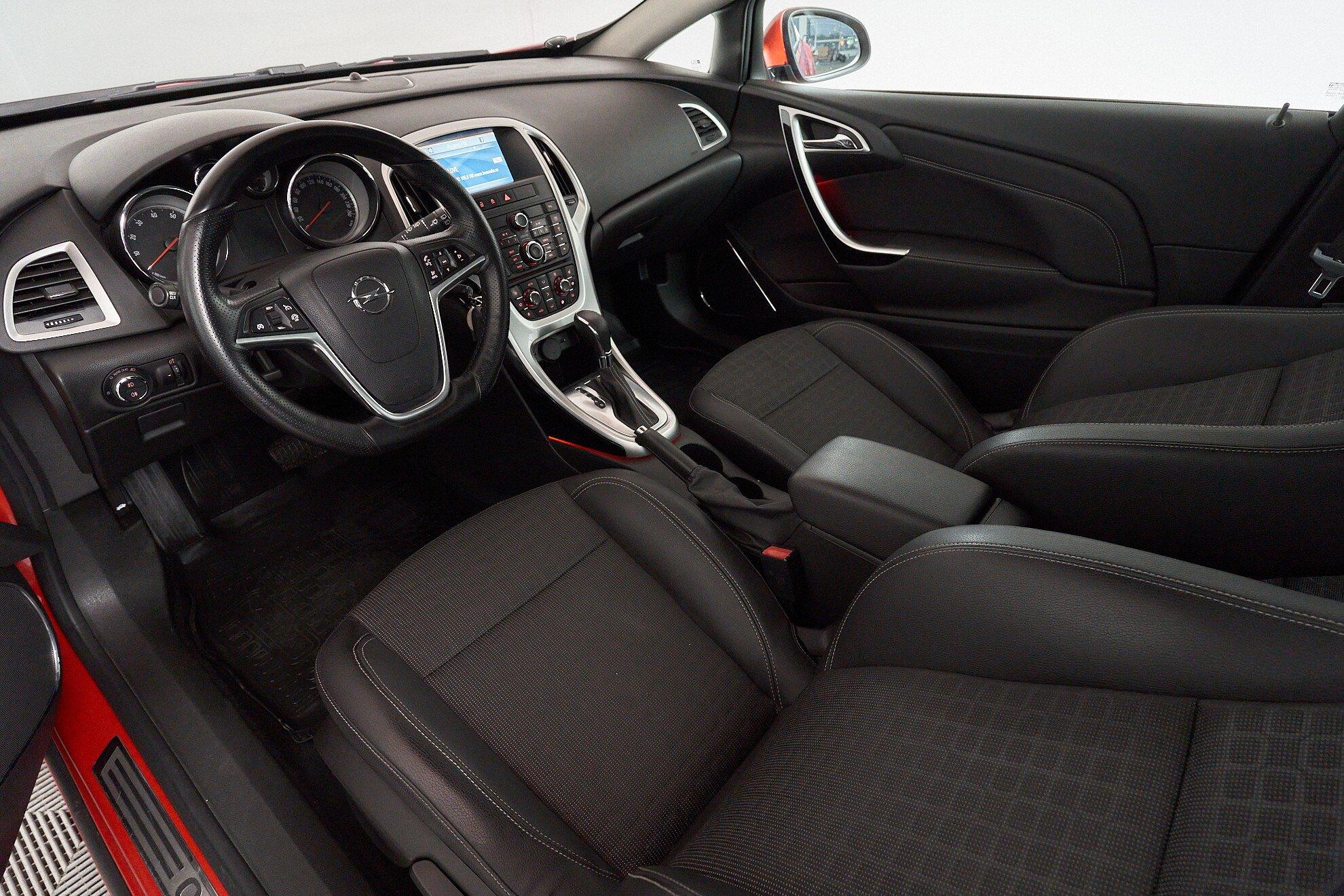 Opel Astra 2013, красный