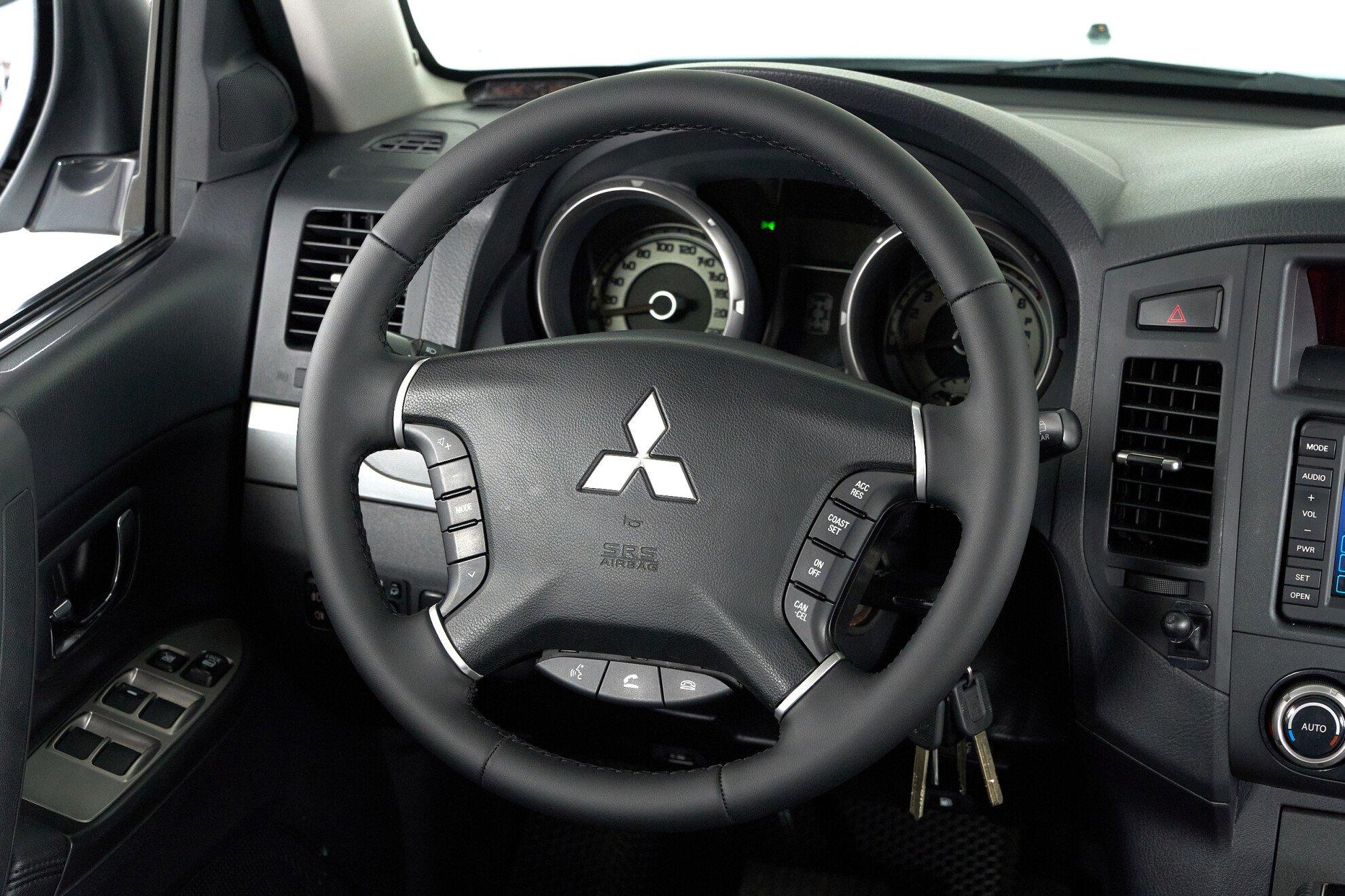 Mitsubishi Pajero 2010, серебряный