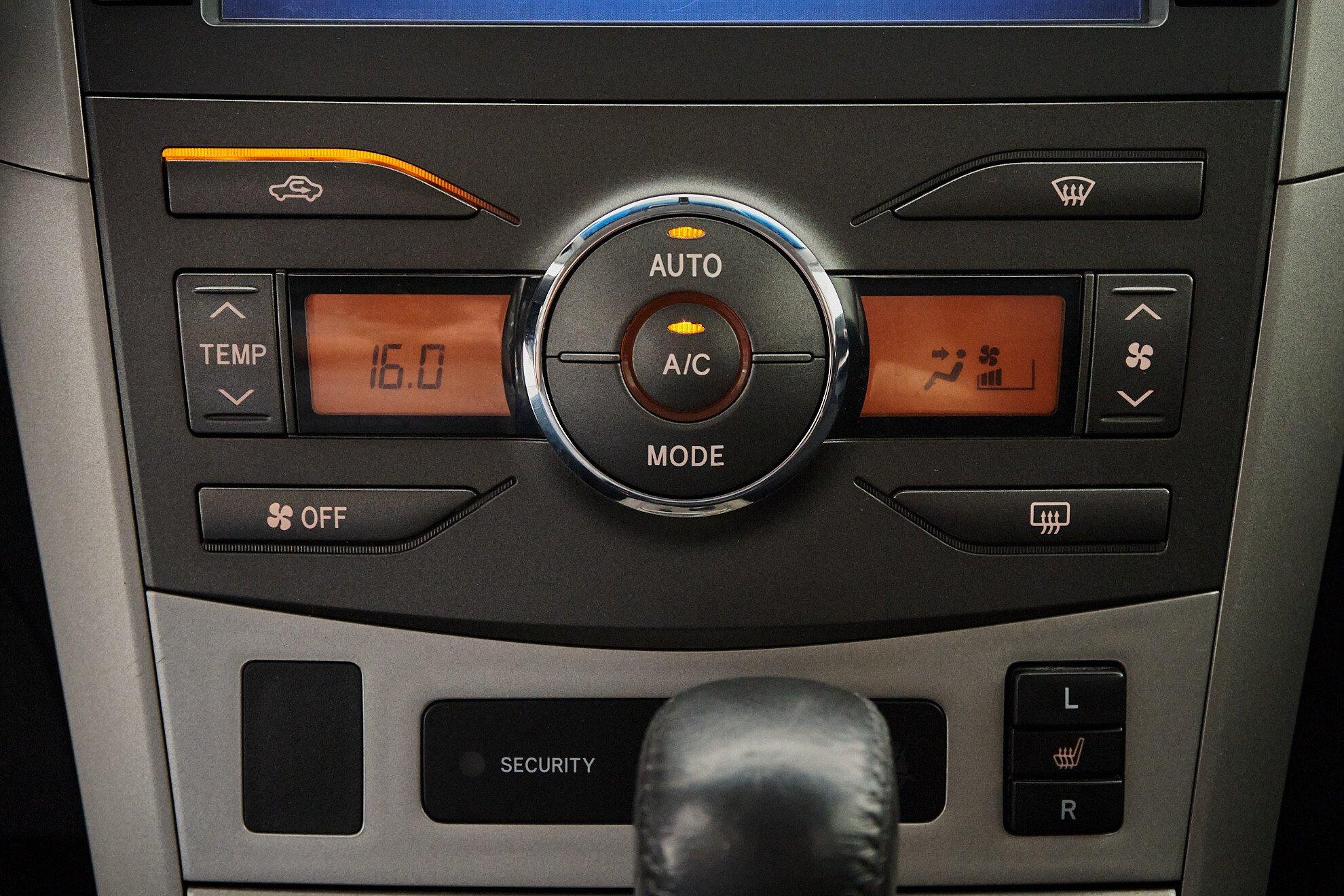 Toyota Corolla 2010, серебряный