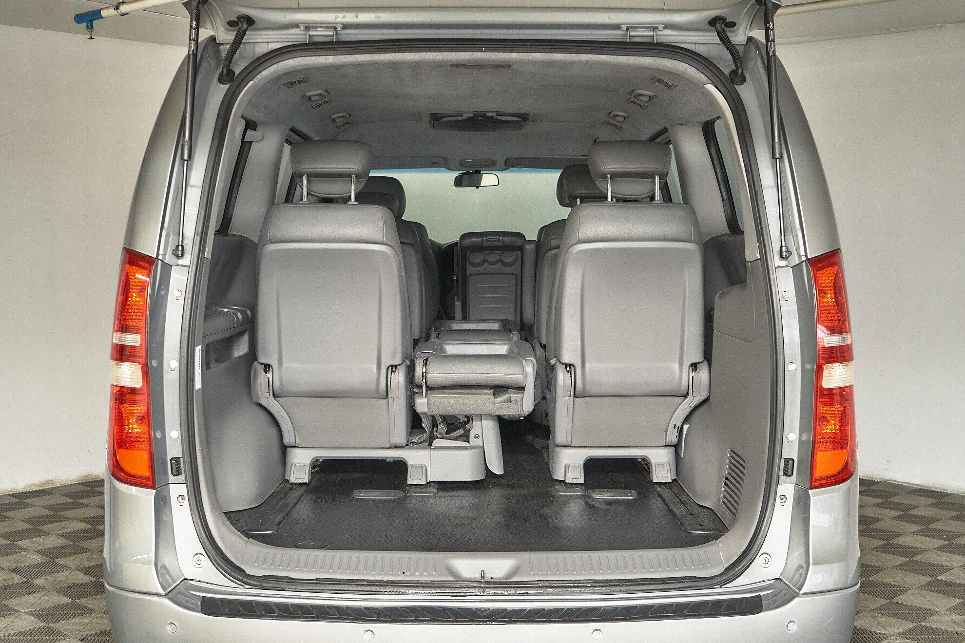 Hyundai Grand Starex 2013, серебряный