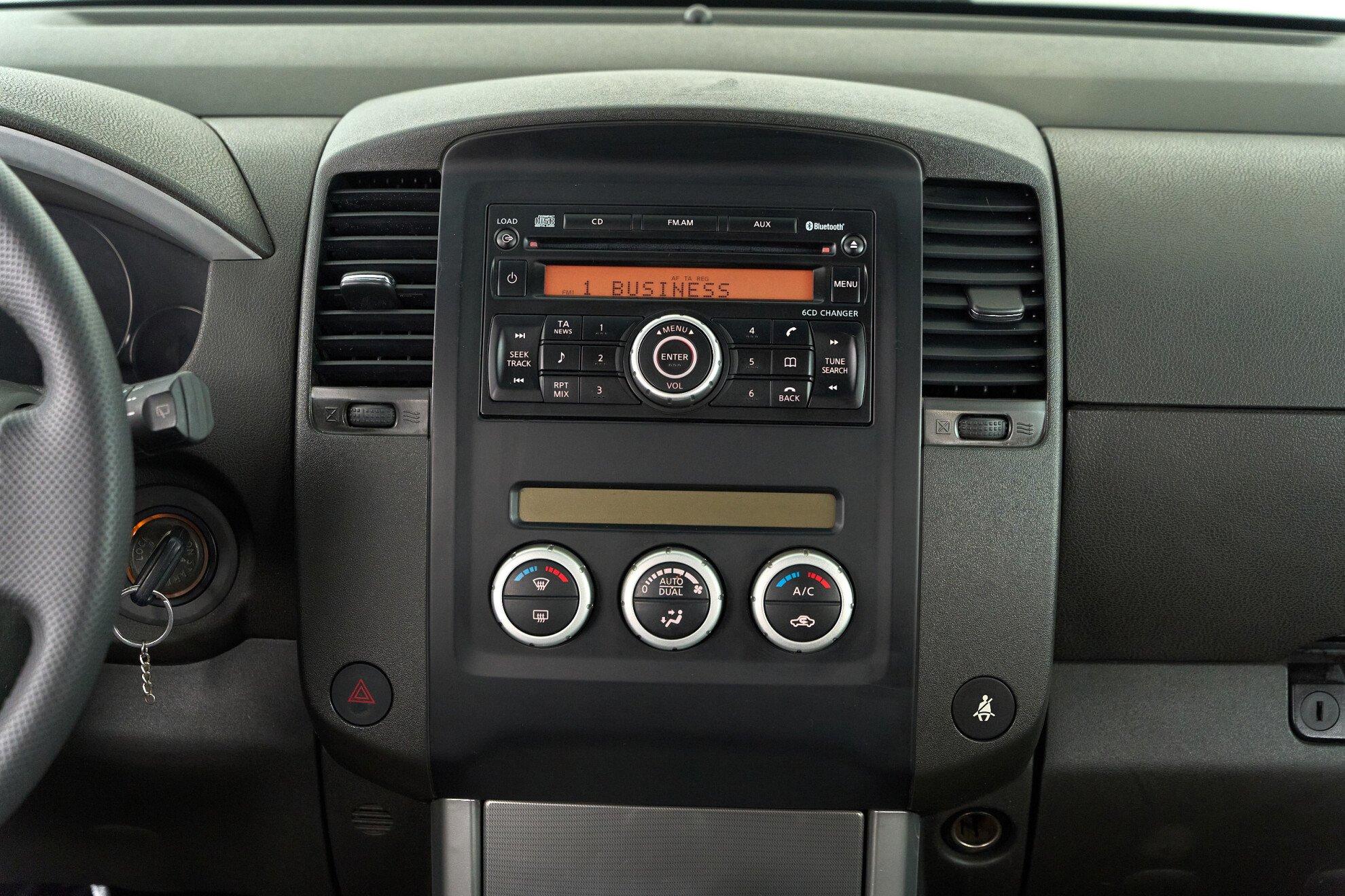 Nissan Pathfinder 2011, белый