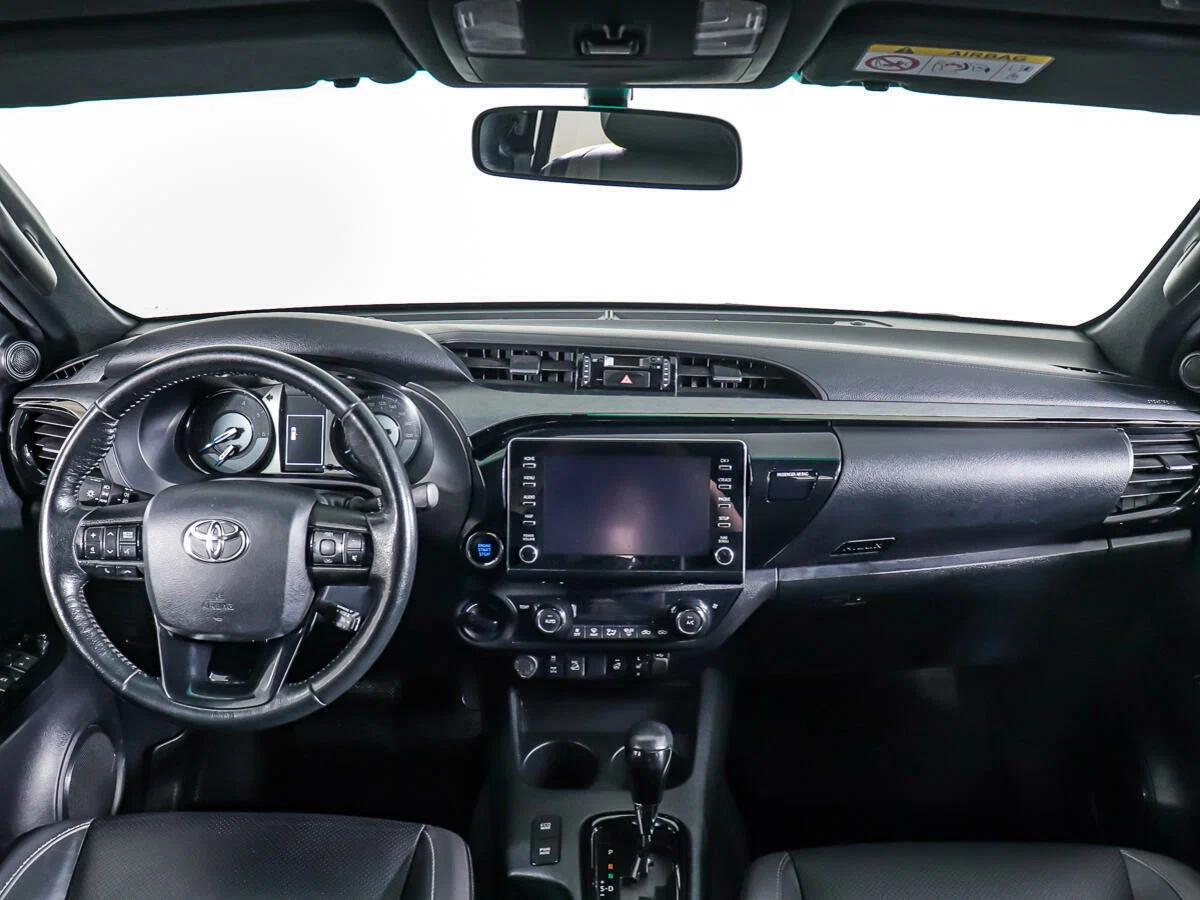 Toyota Hilux 2020, белый