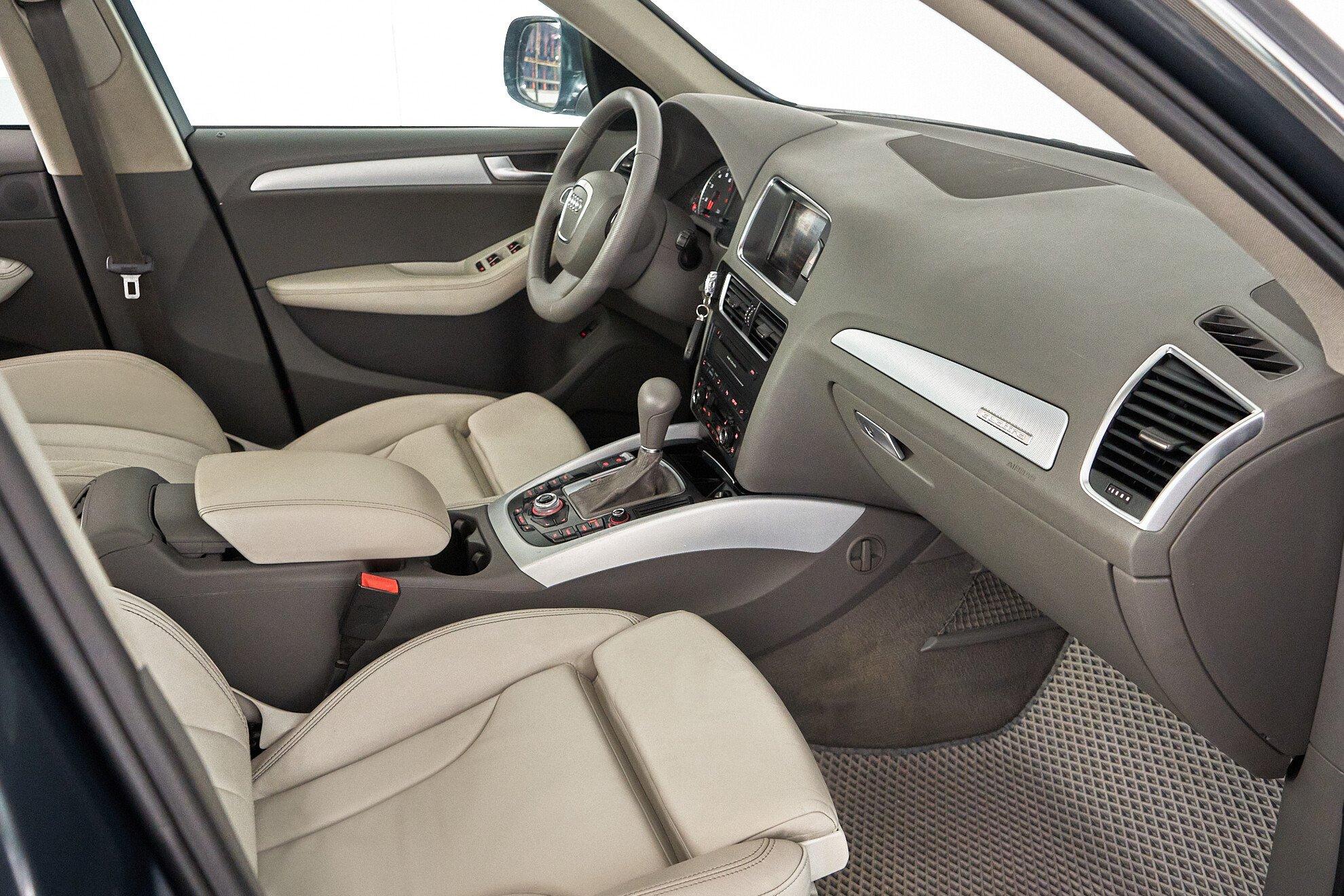 Audi Q5 2011, серый