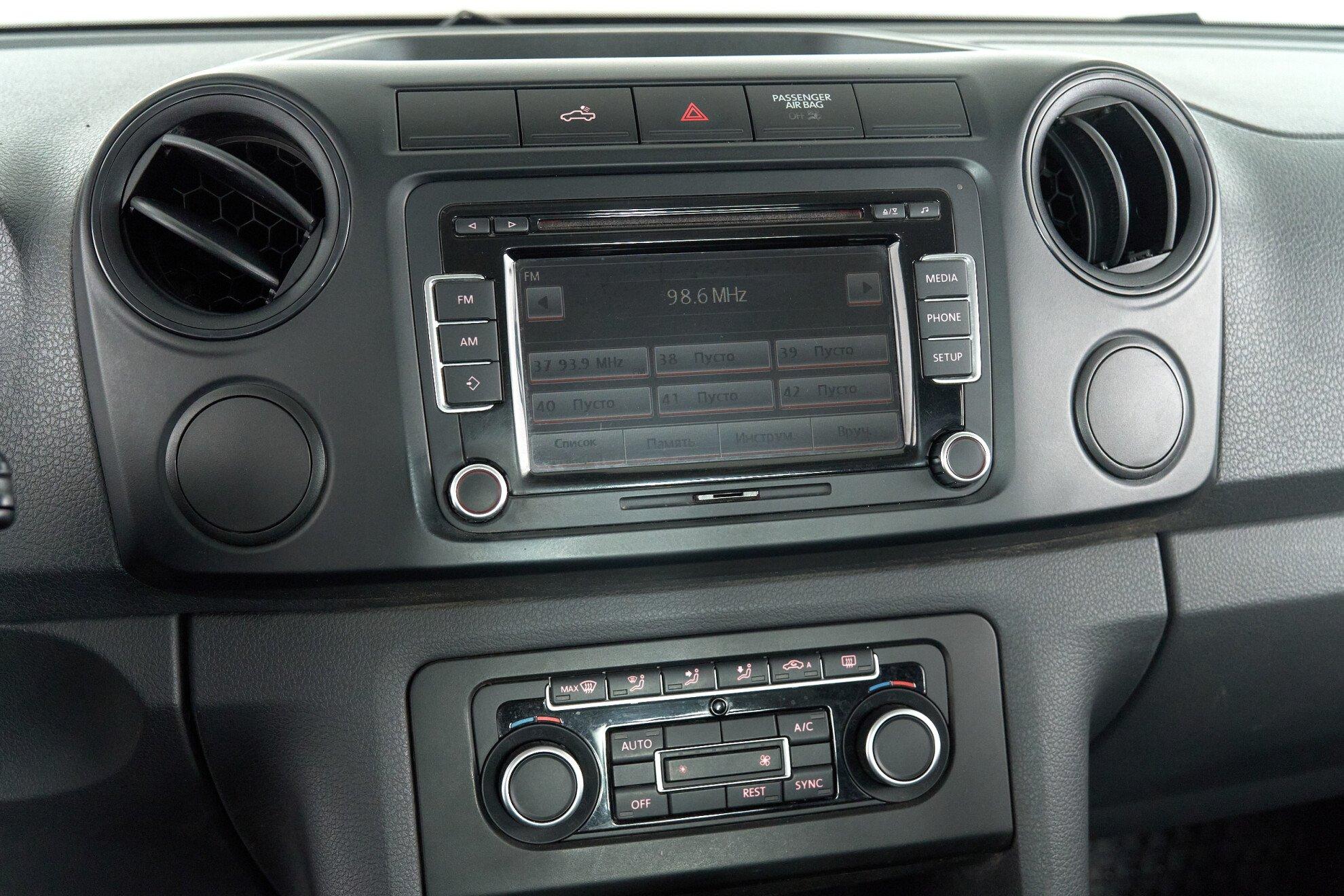 Volkswagen Amarok 2012, серый