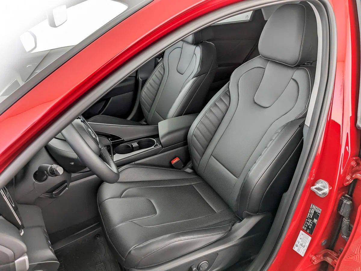 Hyundai Elantra 2022, красный