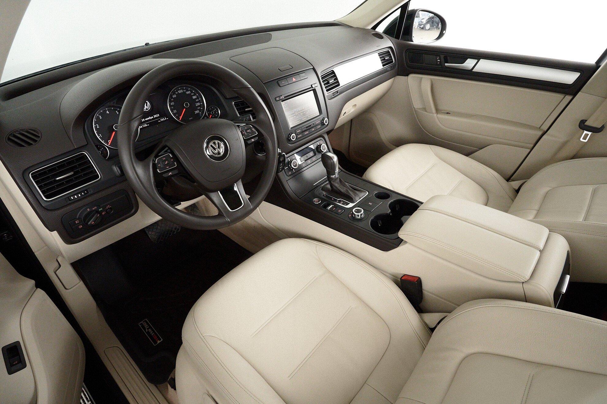 Volkswagen Touareg 2014, черный