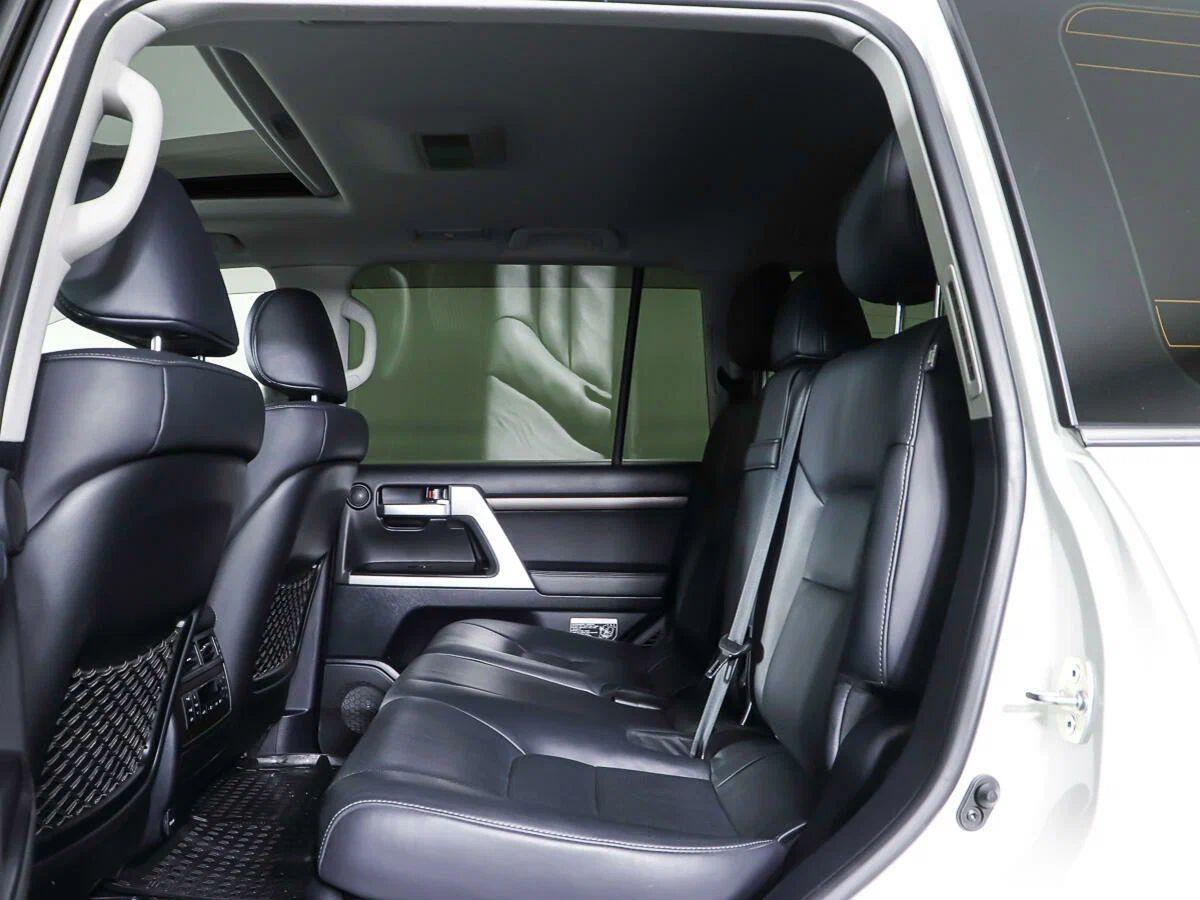 Toyota Land Cruiser 2018, белый