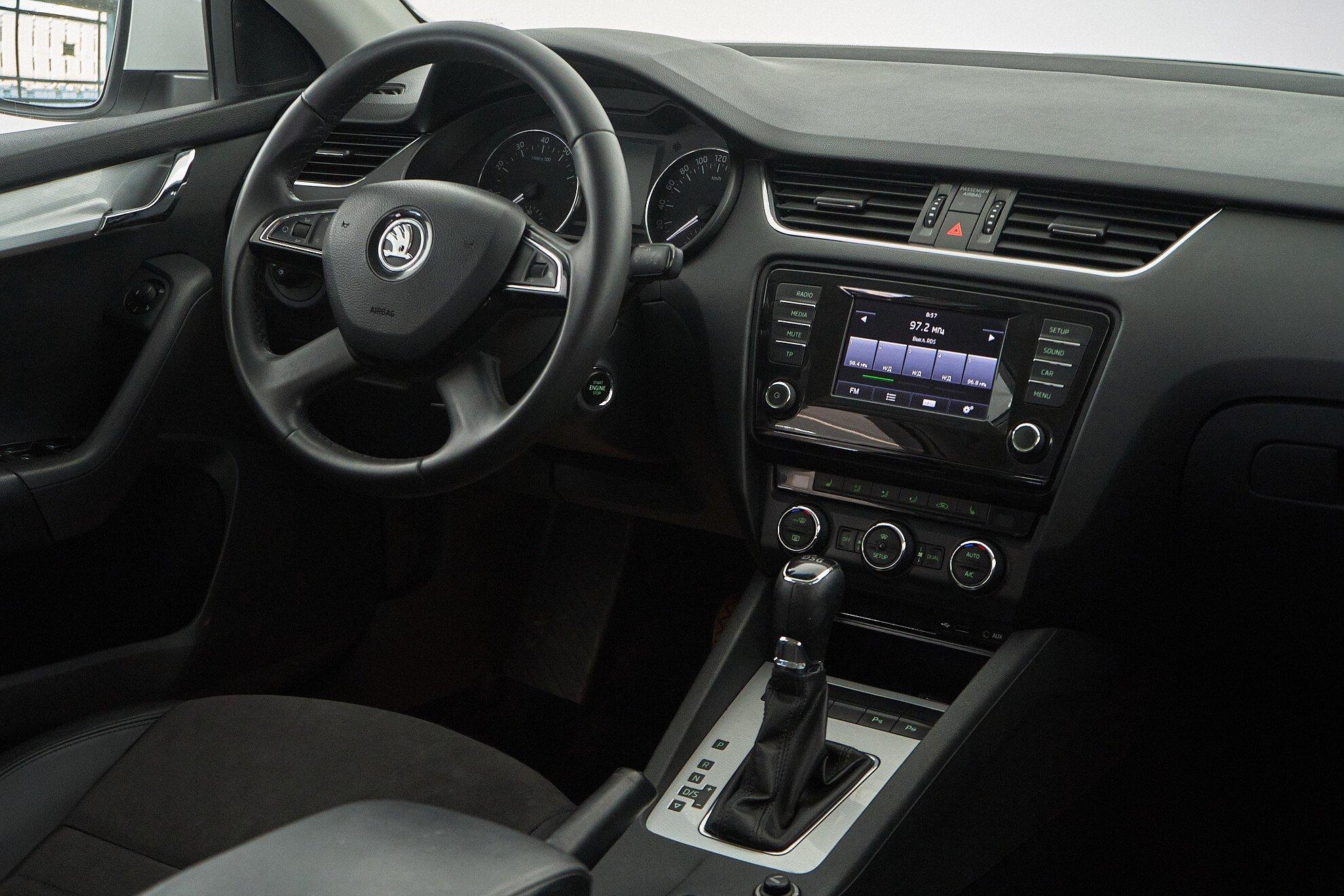 Skoda Octavia 2016, белый