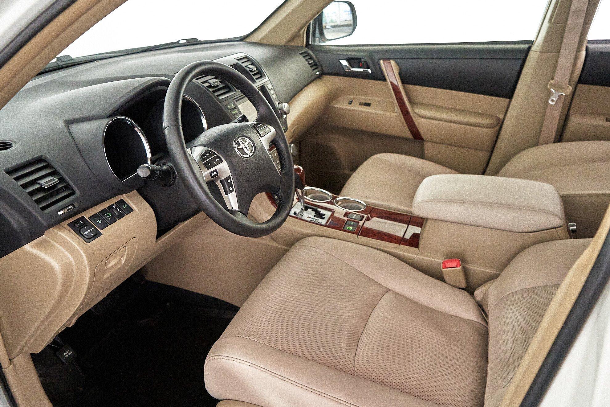Toyota Highlander 2012, белый