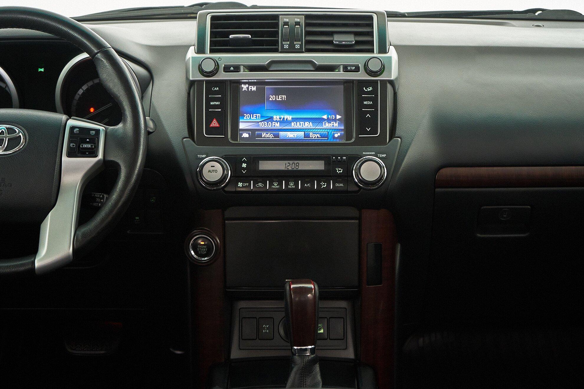 Toyota Land Cruiser Prado 2015, белый