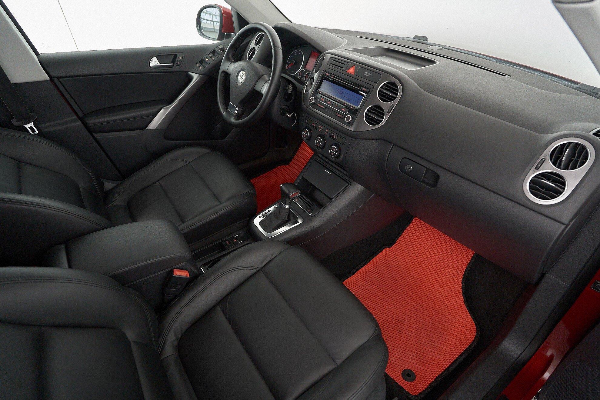 Volkswagen Tiguan 2009, красный