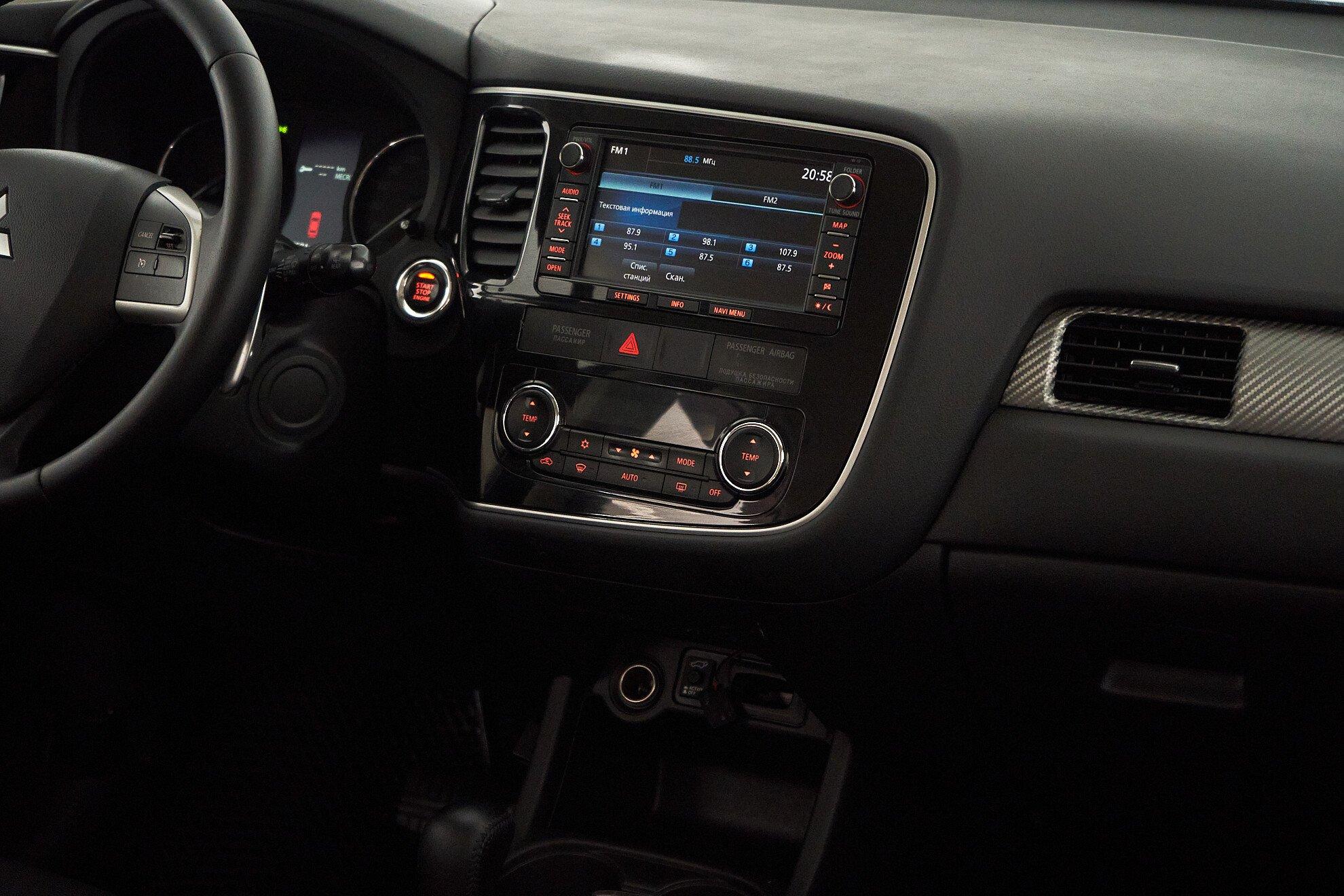 Mitsubishi Outlander 2013, черный