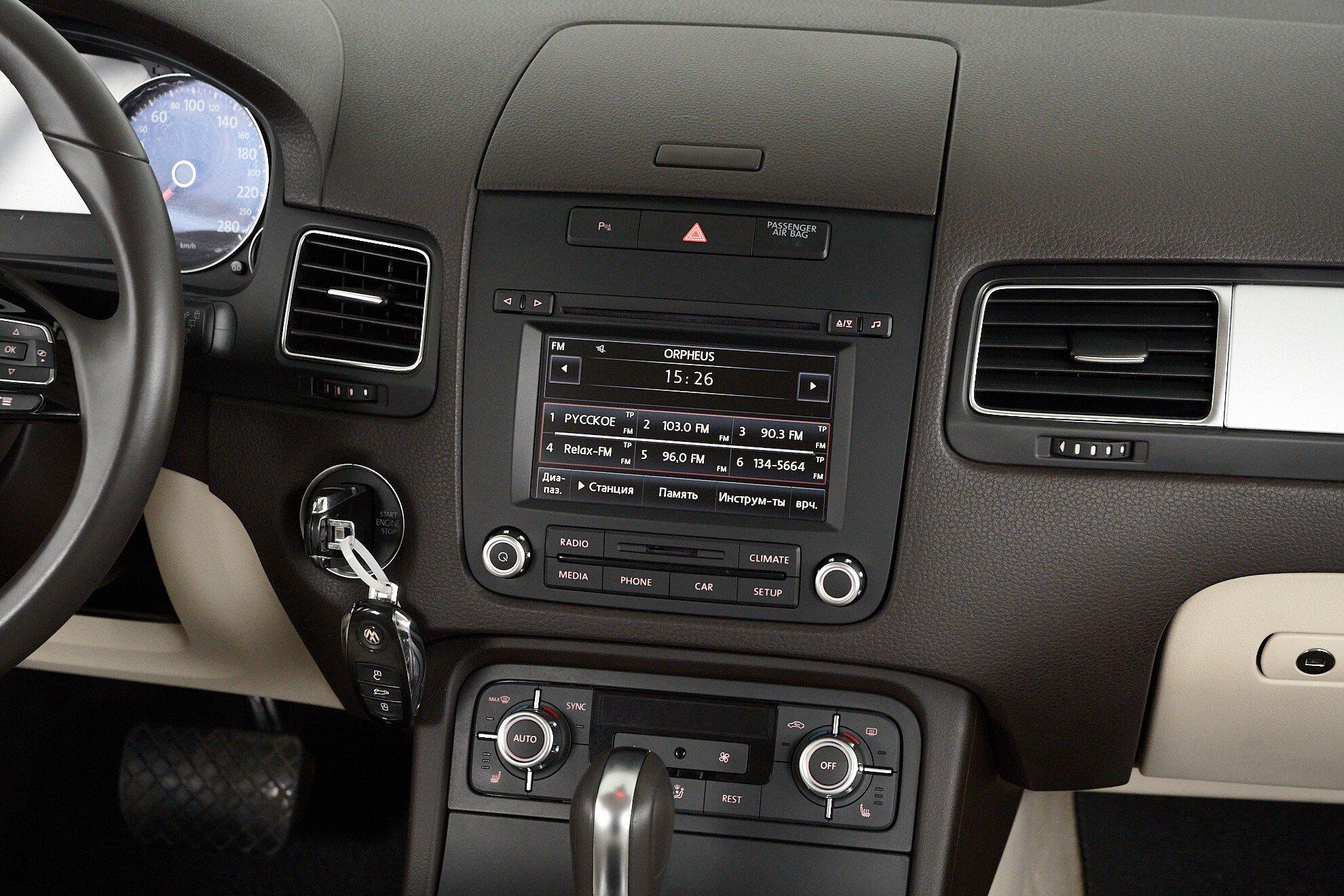 Volkswagen Touareg 2014, черный