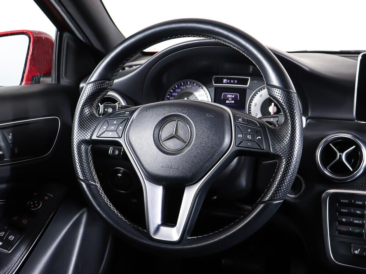 Mercedes-Benz A-Класс 2015, красный
