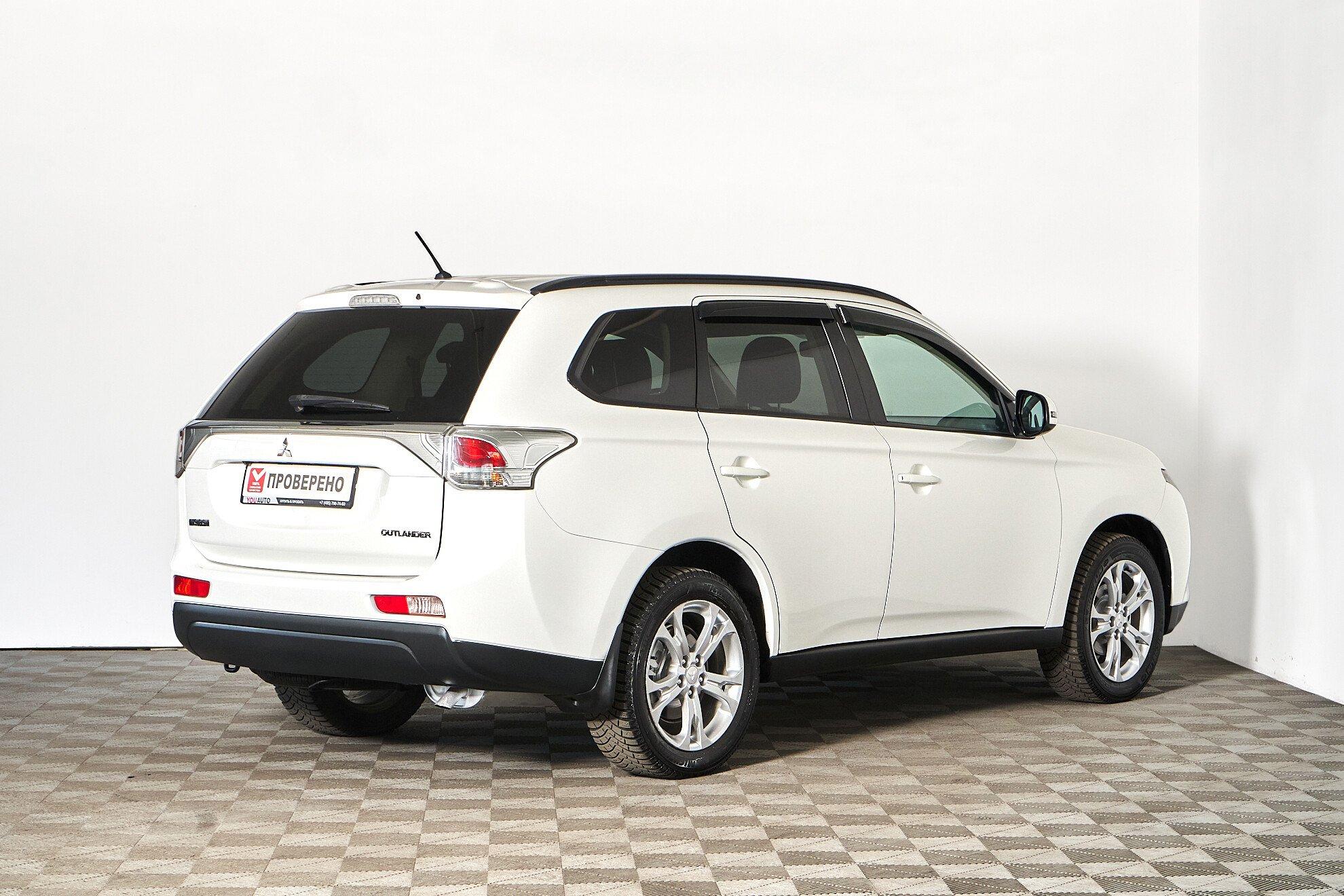 Mitsubishi Outlander 2013, белый