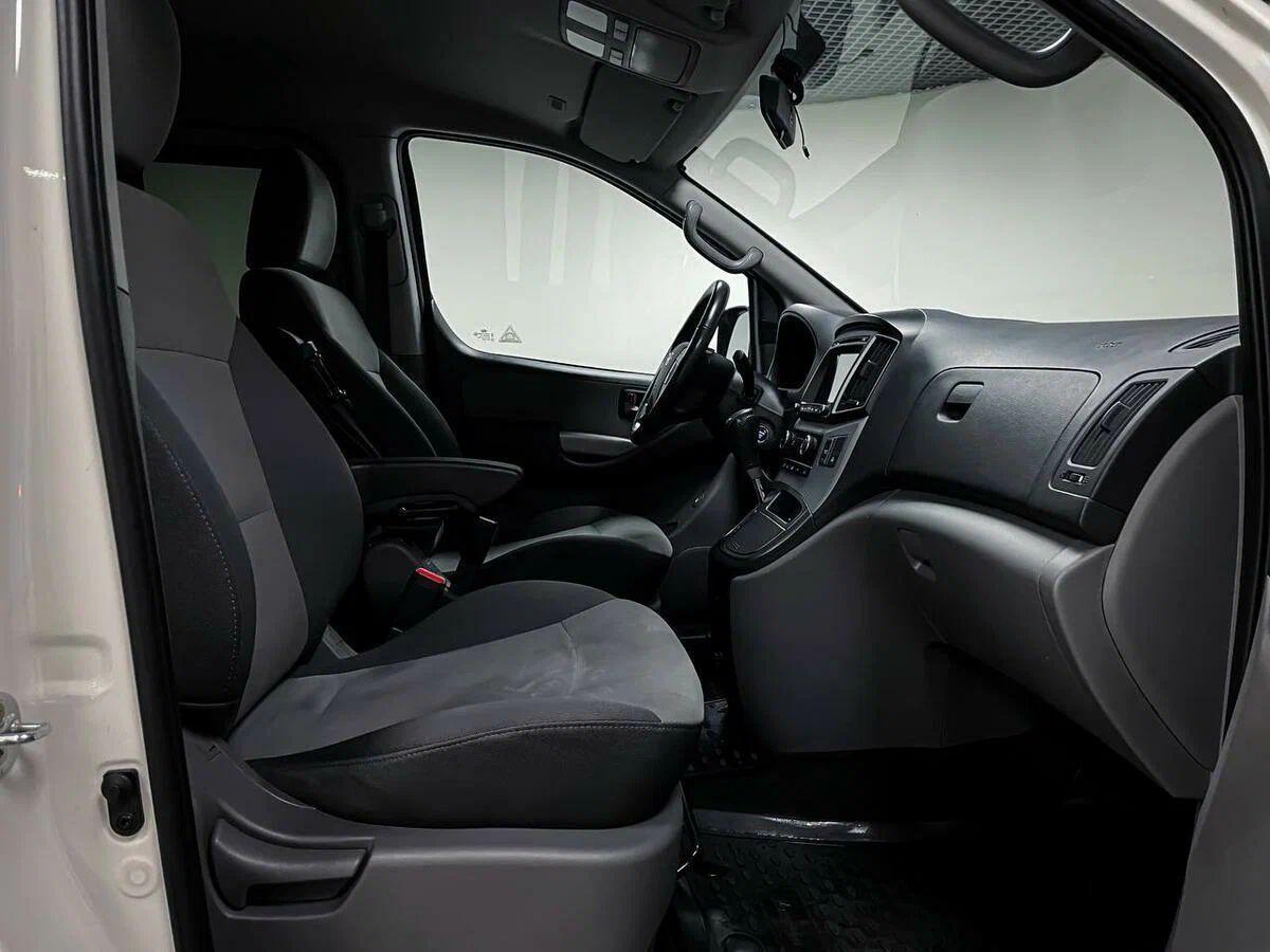 Hyundai H-1 2015, белый