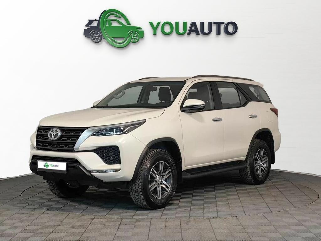 Toyota Fortuner 2021, белый