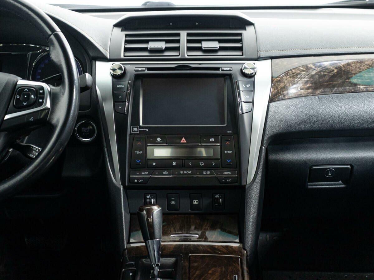 Toyota Camry 2018, белый