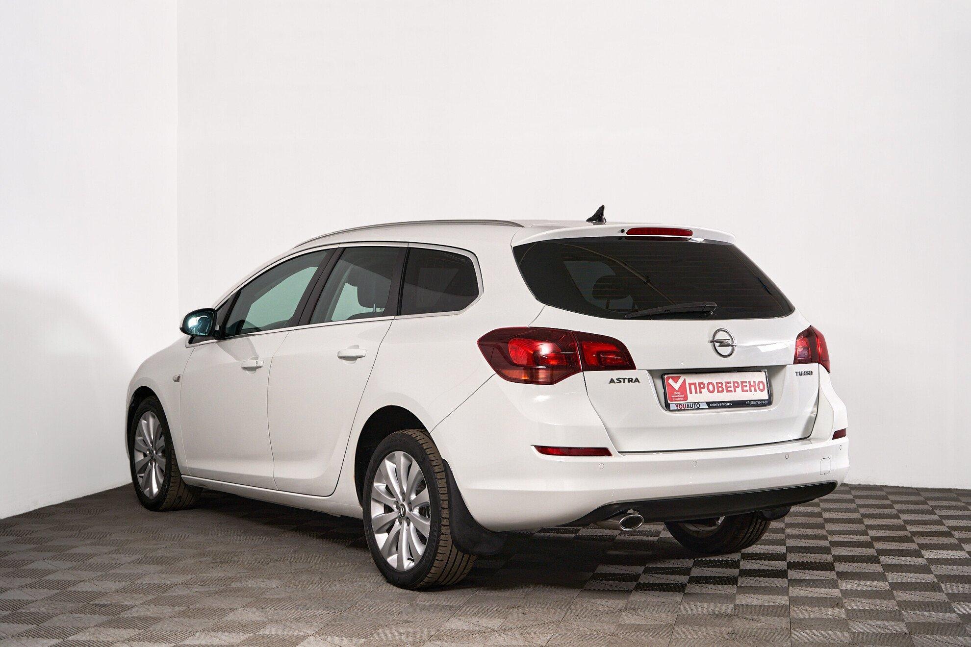 Opel Astra 2011, белый