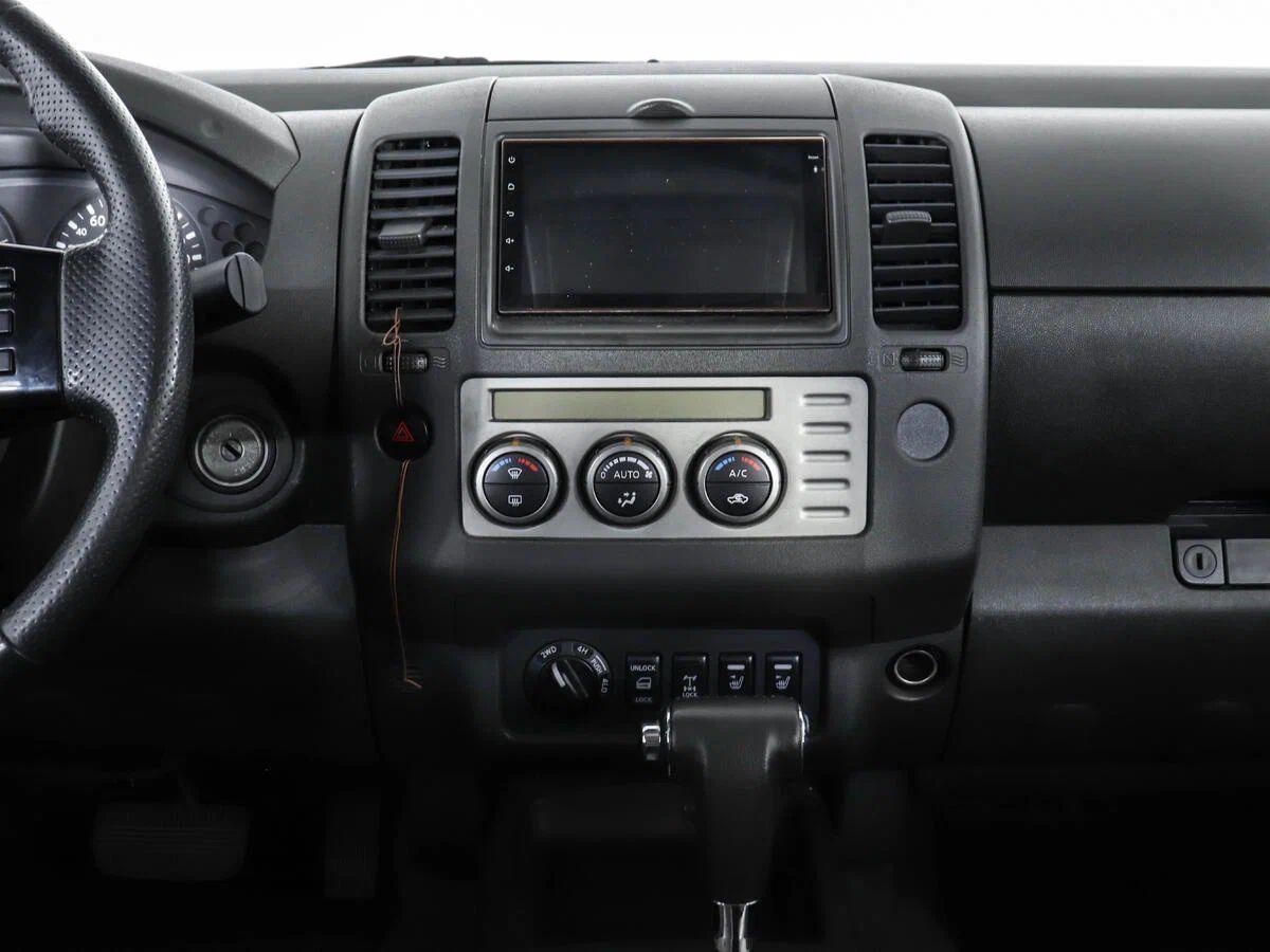Nissan Navara (Frontier) 2009, серый