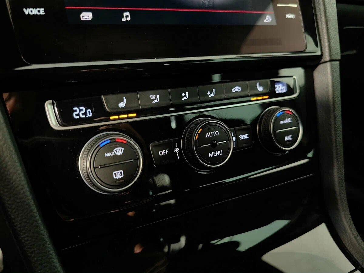 Volkswagen Golf 2019, синий