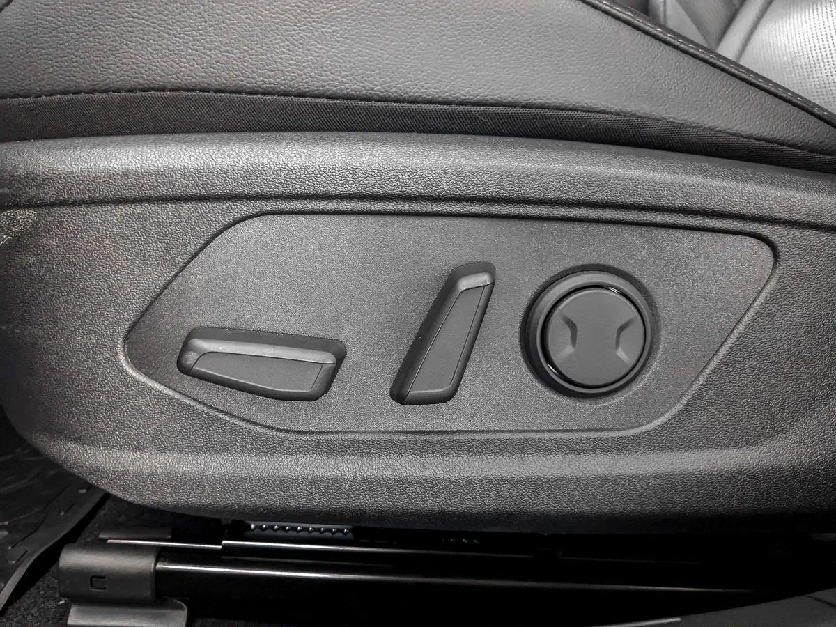 Hyundai Elantra 2022, красный