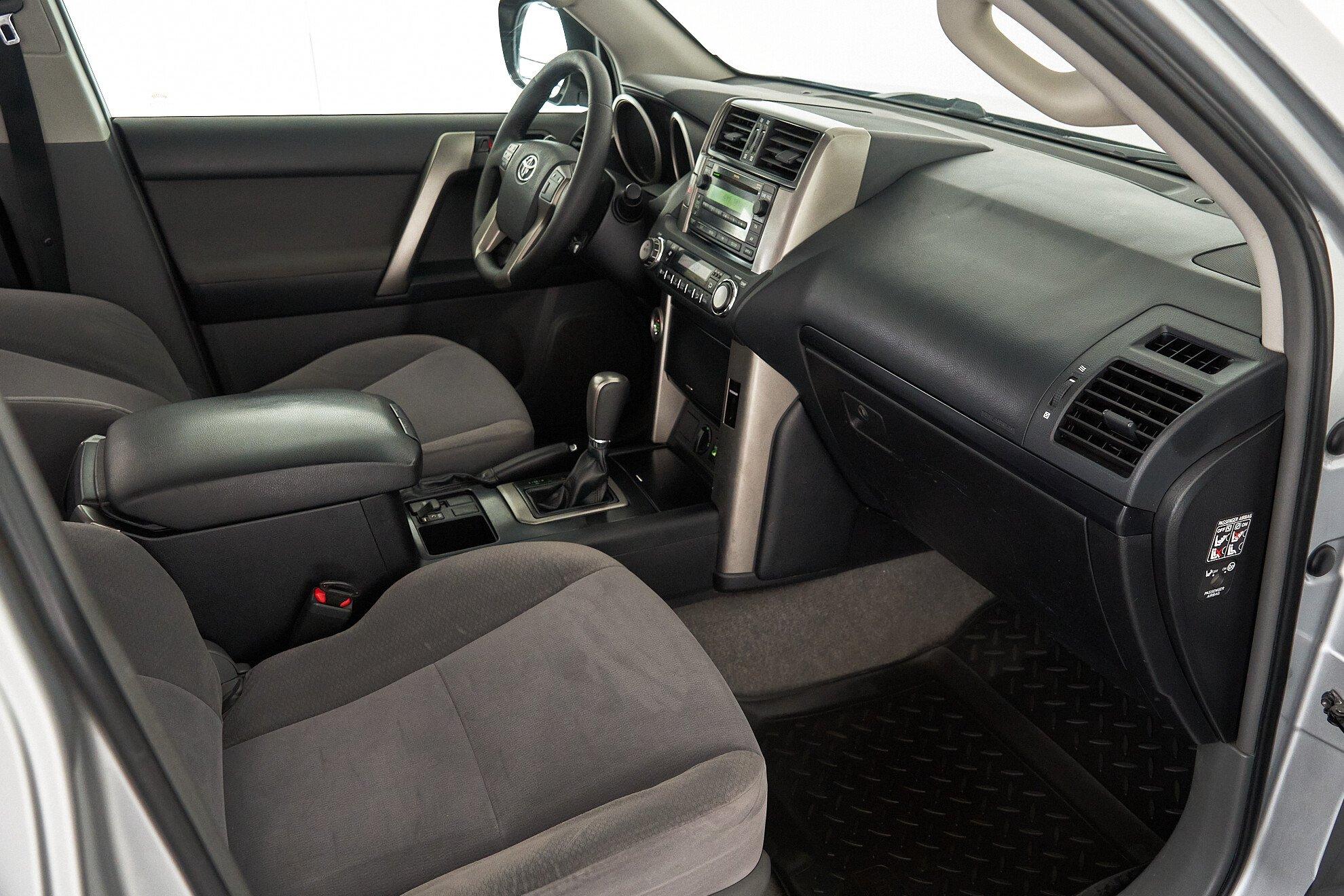 Toyota Land Cruiser Prado 2010, серебряный