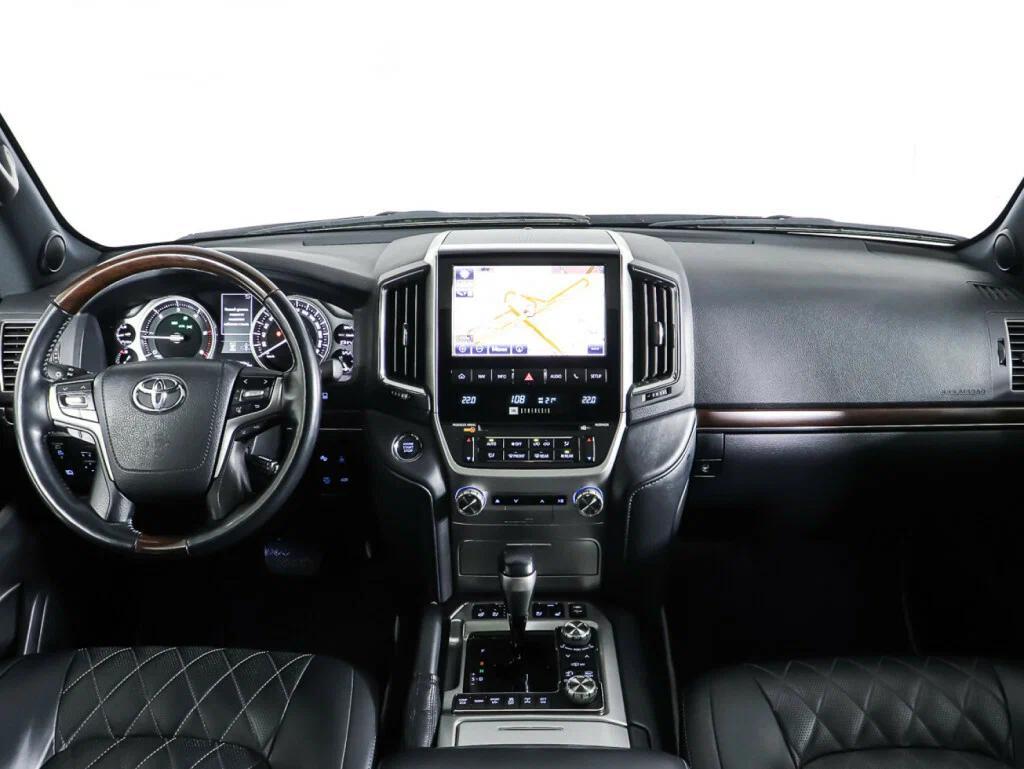 Toyota Land Cruiser 2018, белый