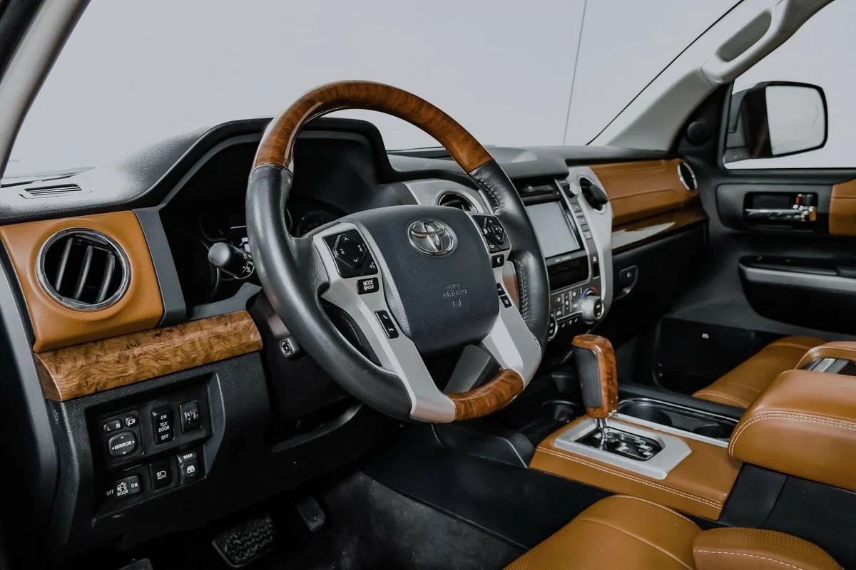 Toyota Tundra 2021, черный