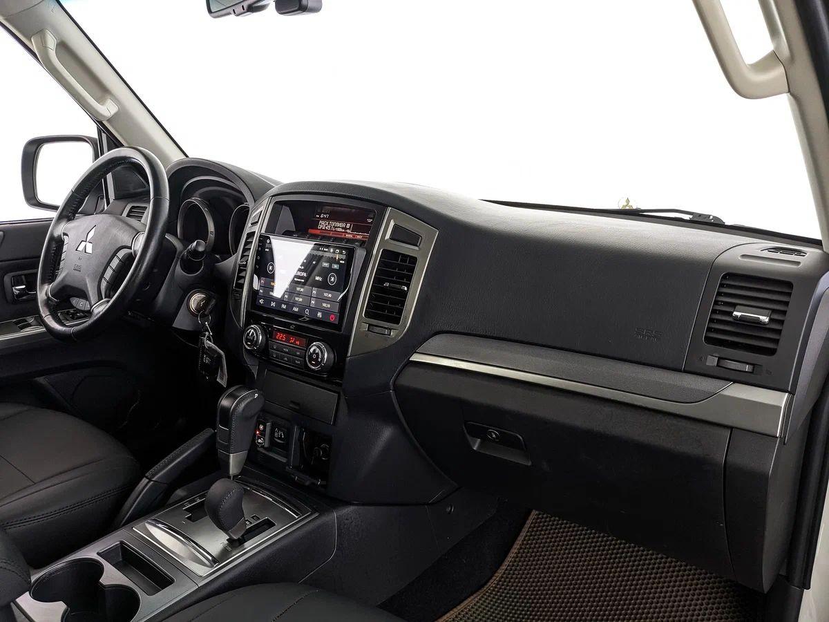 Mitsubishi Pajero 2018, белый