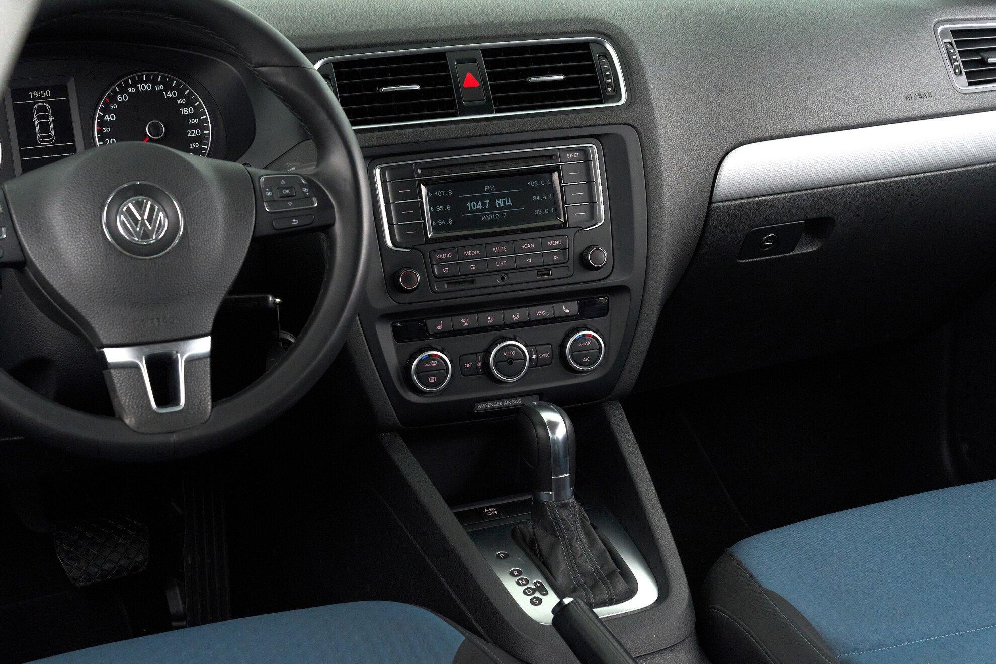Volkswagen Jetta 2013, серебряный