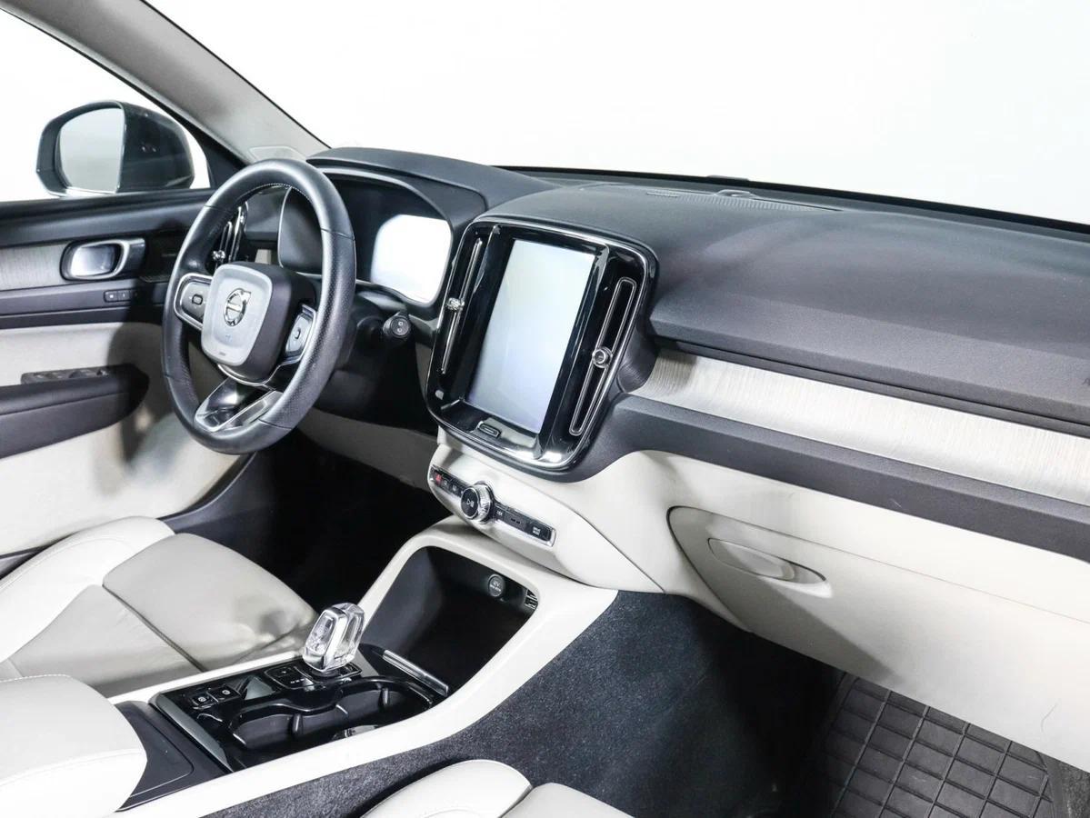 Volvo XC40 2018, серый